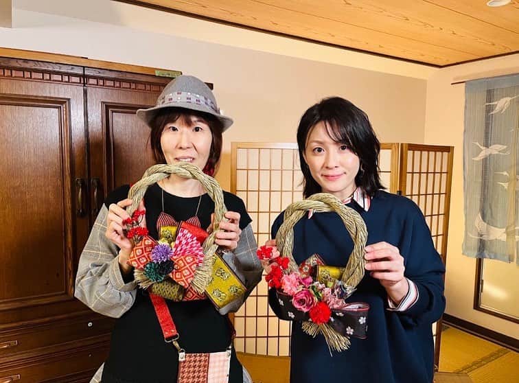 フジテレビアナウンサーさんのインスタグラム写真 - (フジテレビアナウンサーInstagram)「斉藤舞子です。  しめ縄作りを体験しました！  畳をほぐしてねじねじしたのは、人生初。  装飾の和紙や帯、お花など  組み合わせは自由で、  世界に一つだけのしめ縄が出来ました。   お正月に向けて、我が家の玄関に飾ります。   良い新年が迎えられますように… 🙇  #フジテレビアナウンサー #斉藤舞子 #しめ縄 #しめ縄リース  #お正月飾り #楽しくアクションSDGs #体感サステナWAVE」12月6日 17時06分 - fujitv_announcer