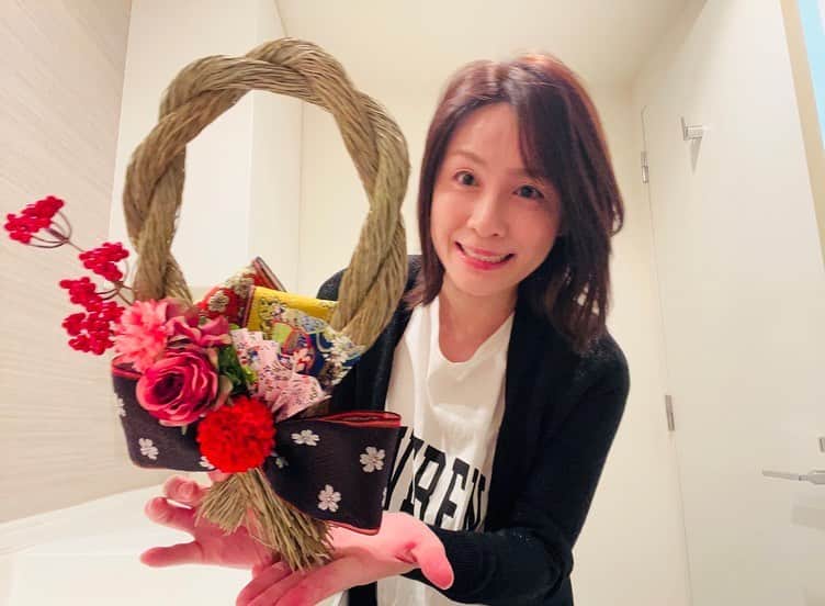 フジテレビアナウンサーさんのインスタグラム写真 - (フジテレビアナウンサーInstagram)「斉藤舞子です。  しめ縄作りを体験しました！  畳をほぐしてねじねじしたのは、人生初。  装飾の和紙や帯、お花など  組み合わせは自由で、  世界に一つだけのしめ縄が出来ました。   お正月に向けて、我が家の玄関に飾ります。   良い新年が迎えられますように… 🙇  #フジテレビアナウンサー #斉藤舞子 #しめ縄 #しめ縄リース  #お正月飾り #楽しくアクションSDGs #体感サステナWAVE」12月6日 17時06分 - fujitv_announcer