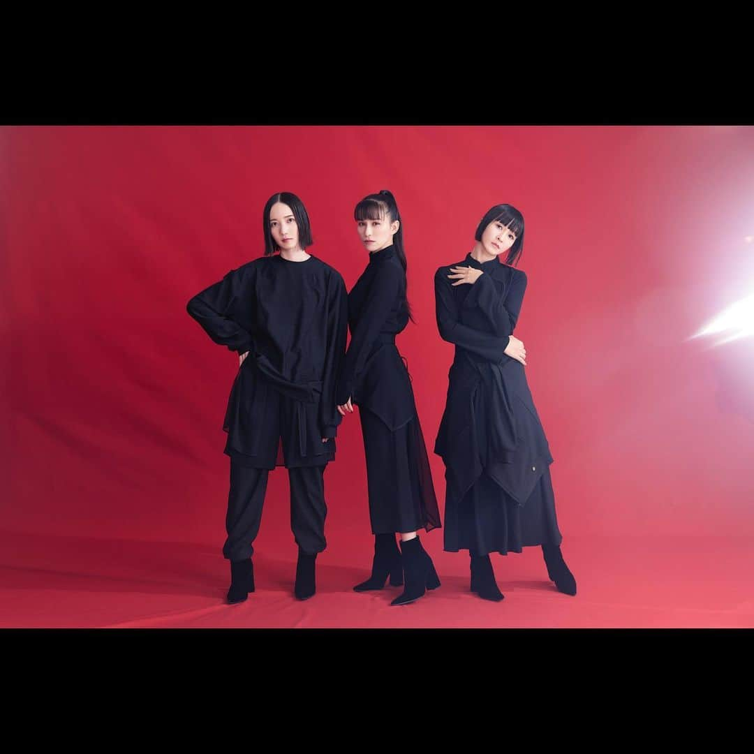 Perfumeさんのインスタグラム写真 - (PerfumeInstagram)「2022年12月13日で5周年を迎える『Perfume Closet』の記念すべき第７弾となる新作コレクションが公開👏 アパレルラインでは「Flow」・「Time Warp」・「Cling Cling」・「Spending all my time」4楽曲のインスパイアードアイテムを展開🕊🫧 さらに楽曲タイトルのロゴを自由に組み合わせて着用するできる"片sock"🧦ほか 全57種の商品の販売が決定🫶🏻  12/13(火)10:00〜A!SMARTにて販売スタート& 同日よりラフォーレ原宿にてPOPUP SHOPの開催も決定🎉 飲食店舗とのコラボも実施します🍹‼️ ぜひお立ち寄りください💁‍💁‍♀️  ◆POPUP SHOPのご案内 東京 ラフォーレ原宿2F CONTAINER 12/13(火)～12/19(月)11:00～20:00 ※12月19日(月)は19:00閉店となります。  2023年1月名古屋・広島/2月博多・京都/3月大阪・札幌でも順次開催予定。 店舗の詳細が決まり次第、Perfume Closetオフィシャルサイトにてご案内いたします。 ※開催時期やエリアは変更になる場合がございます。  Happy to share the Perfume Closet new collection commemorating its 5th anniversary on Dec.13 2022🎉 Items inspired by “Flow”, ”Time Warp”,”Cling Cling” and “Spending all my time” will be available at A!SMART from Dec, 13 at 10:00 a.m. (JP)  More info- link in bio.🔗  #PerfumeCloset #prfm」12月6日 19時06分 - prfm_official