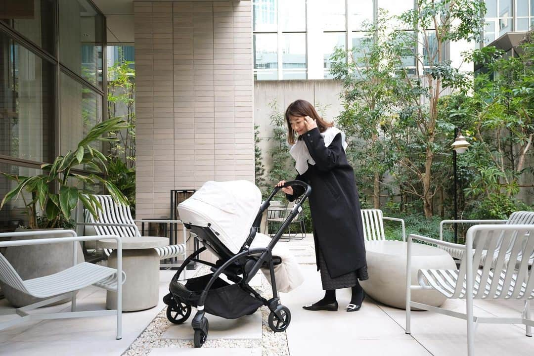 奥田順子さんのインスタグラム写真 - (奥田順子Instagram)「NEWベビーカー🍼 @bugaboojapan  フラットになるので、よく寝てくれます♡なにより、モノトーンの配色に一目惚れ。フットマフもお揃いカラーに。 取っ手部分の長さが調整できるので、使う人の身長に合わすことができるのもお気に入り‼︎ #バガブー#バガブービー6 #ストローラー#ベビーカー#bugaboo #4ヶ月ベビー #ベビーカー選び#フットマフ#モノトーン#bee6 #mamalife」12月6日 19時10分 - okuda_junko