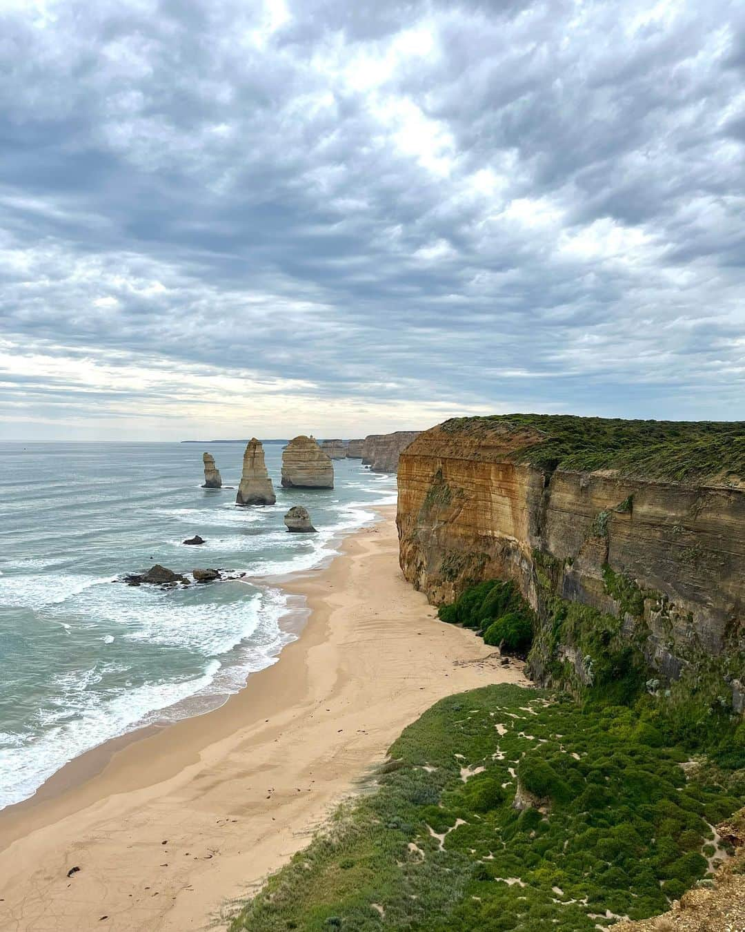 木村理恵さんのインスタグラム写真 - (木村理恵Instagram)「Great Ocean Road🌊 The Twelve Apostles  すごい所に来たよ〜🤩 絶景すぎて、これはまじ行ってみて欲しい所‼️🔥 あーちゃんと絶叫したよね🤣w  朝9時くらいからメルボルンの中心街出発して、ご飯食べたり、トーキーで洋服見たりしてゆっくり向かったんだけど、このThe Twelve Apostles着いた時は17時くらいだったよね🤣w  帰りは10時くらいかな！？ ジョアンナとジョアンナ友達のシーミューに感謝しかない😭❤️  本当奇跡的にメルボルン全部晴れてるし、最高すぎた〜‼️‼️  #greatoceanroad #thetwelveapostles  #絶景#絶景スポット  #melbourne #オーストラリア#Australia#オーストラリア旅行#海外旅行#park#australiagram#australiatravel#australiatrip#ゴールドコースト#メルボルン#メルボルン旅行#メルボルン観光#japanesegirl」12月6日 19時38分 - rierienari1229