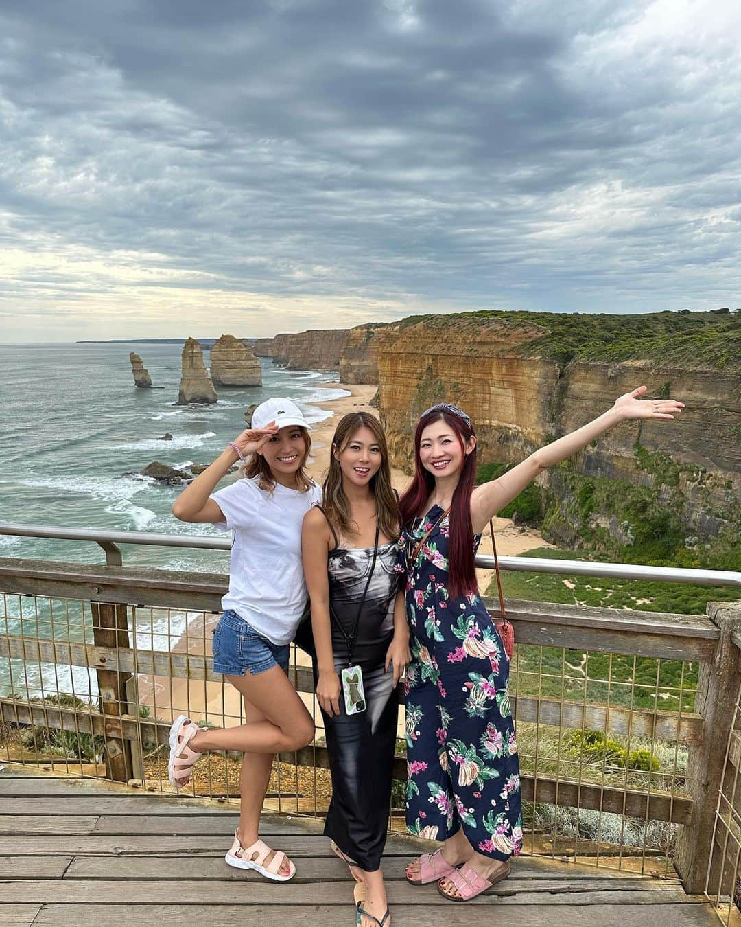 木村理恵さんのインスタグラム写真 - (木村理恵Instagram)「Great Ocean Road🌊 The Twelve Apostles  すごい所に来たよ〜🤩 絶景すぎて、これはまじ行ってみて欲しい所‼️🔥 あーちゃんと絶叫したよね🤣w  朝9時くらいからメルボルンの中心街出発して、ご飯食べたり、トーキーで洋服見たりしてゆっくり向かったんだけど、このThe Twelve Apostles着いた時は17時くらいだったよね🤣w  帰りは10時くらいかな！？ ジョアンナとジョアンナ友達のシーミューに感謝しかない😭❤️  本当奇跡的にメルボルン全部晴れてるし、最高すぎた〜‼️‼️  #greatoceanroad #thetwelveapostles  #絶景#絶景スポット  #melbourne #オーストラリア#Australia#オーストラリア旅行#海外旅行#park#australiagram#australiatravel#australiatrip#ゴールドコースト#メルボルン#メルボルン旅行#メルボルン観光#japanesegirl」12月6日 19時38分 - rierienari1229