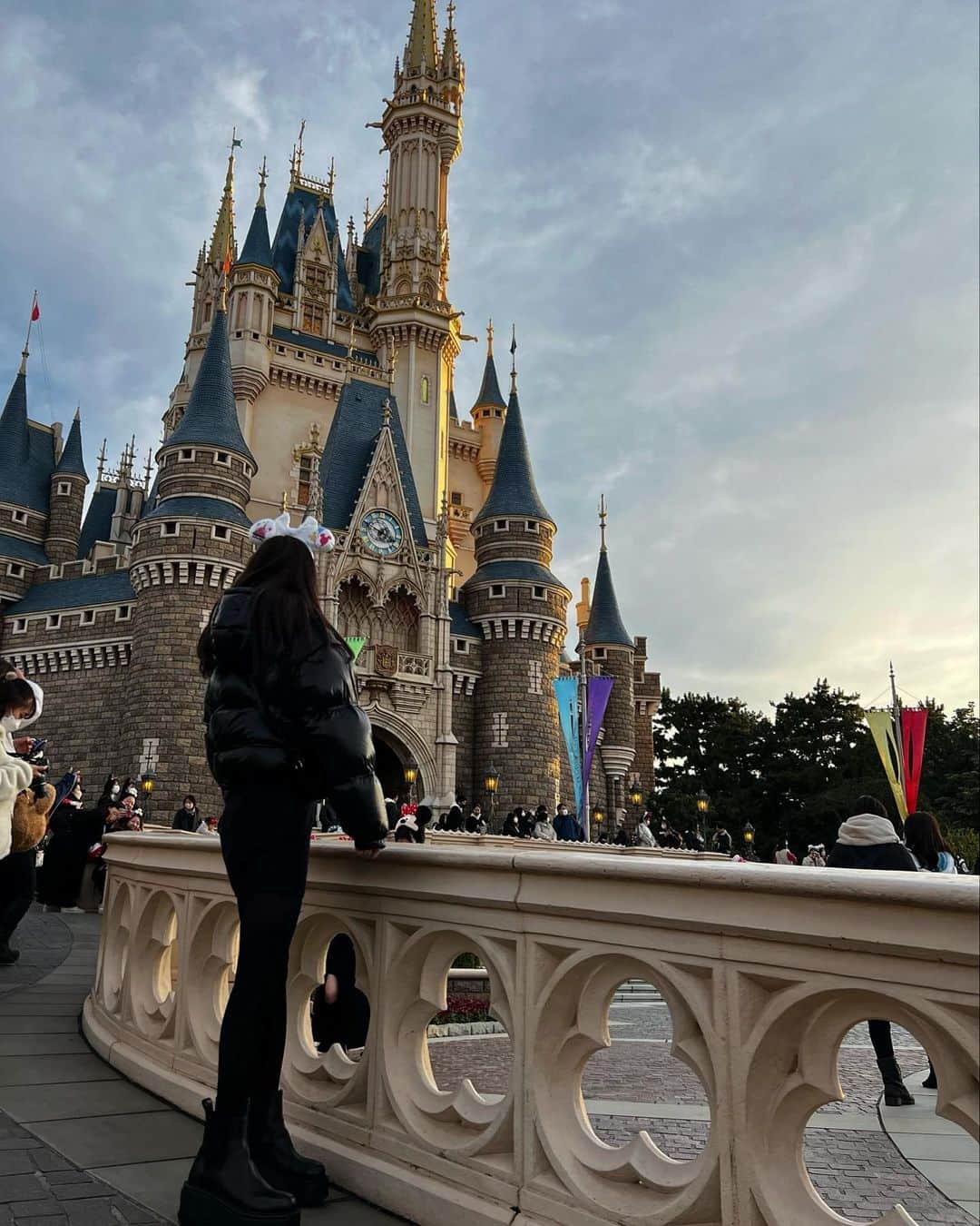 雨宮みずきさんのインスタグラム写真 - (雨宮みずきInstagram)「Tokyo Disney Resort VIPツアー🐭🏰💖  今まで乗り物優先だった私が ショーもゆっくり見れた🥹🎅🎄💝  #vipツアー #東京ディズニーリゾート #ディズニーランド #ディズニーシー #ディズニーカチューシャ」12月6日 20時35分 - ammymzk0926