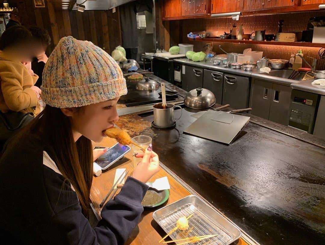 カン・ギョンミンさんのインスタグラム写真 - (カン・ギョンミンInstagram)「🇯🇵 도쿄 오면 꼭 가보고 싶었던  오모테산도 오꼬노미야끼 맛집 🍝  웨이팅 길다고 해서 저녁 8시쯤 갔더니 대기 30분 하고 좋은자리 앉았어요..꒰ ´͈ω`͈꒱  시원한 하이볼이랑 쿠시카츠 모듬으로 먹었는데  튀김이 아주 레-전드; 행복 그 잡채 아니냐구요!!  다음은 아사이 맥주랑 오꼬노미야끼 2개 돼지 같이.. 맛있어서 다 먹었습니다🥹 ( 사장님이 사진도 찍어주시고 친절해요🫶🏻 )  🍻 Yai-Yai 🍻 일본 〒150-0001 Tokyo, Shibuya City, Jingumae, 6 Chome−8−7 ８−７ 1F  #굠민냠냠탐방🍽」12月6日 21時18分 - kkmmmkk