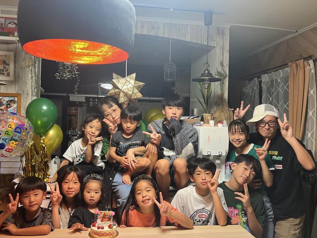Kazukiさんのインスタグラム写真 - (KazukiInstagram)「五女そらん Happy Birthdayの日👏🥳🥂✨ • そらんのリクエストで、誕生日が3日違いの 妹の春ちゃんと一緒にお祝いしました♡♡ • 週3日５コマ　ダンスレッスンに通い、 他の習い事と一緒に忙しい毎日を送っています💨 全て自分でやりたい！！と言って始めたことですが、 そらんの成長や頑張っている姿にはすごく沢山の POWERをもらいます✨ • 年末までダンスのコンテストやイベントが続きますが、 そらんのヘアセットやダンスのお支度が出来ることが すごく幸せです🥰 • そらん📣✨٩(^‿^)۶fight ずっと応援しています✨ • • #小4#五女#10歳#ダンスkids#子ども達の成長#9月生まれ#六男七女#13人兄妹#笑顔#コーンロウ#美容師ママ#ヘアセット#みんなでお祝い#ご縁に感謝#想いに感謝#大切なご縁#生まれてきてくれてありがとう#漆山家#投稿遅くなりました#変顔」12月6日 21時26分 - kazuki13mama