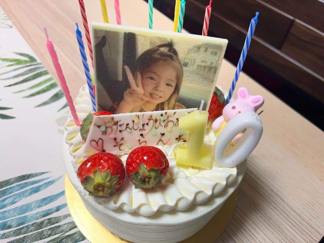 Kazukiさんのインスタグラム写真 - (KazukiInstagram)「五女そらん Happy Birthdayの日👏🥳🥂✨ • そらんのリクエストで、誕生日が3日違いの 妹の春ちゃんと一緒にお祝いしました♡♡ • 週3日５コマ　ダンスレッスンに通い、 他の習い事と一緒に忙しい毎日を送っています💨 全て自分でやりたい！！と言って始めたことですが、 そらんの成長や頑張っている姿にはすごく沢山の POWERをもらいます✨ • 年末までダンスのコンテストやイベントが続きますが、 そらんのヘアセットやダンスのお支度が出来ることが すごく幸せです🥰 • そらん📣✨٩(^‿^)۶fight ずっと応援しています✨ • • #小4#五女#10歳#ダンスkids#子ども達の成長#9月生まれ#六男七女#13人兄妹#笑顔#コーンロウ#美容師ママ#ヘアセット#みんなでお祝い#ご縁に感謝#想いに感謝#大切なご縁#生まれてきてくれてありがとう#漆山家#投稿遅くなりました#変顔」12月6日 21時26分 - kazuki13mama