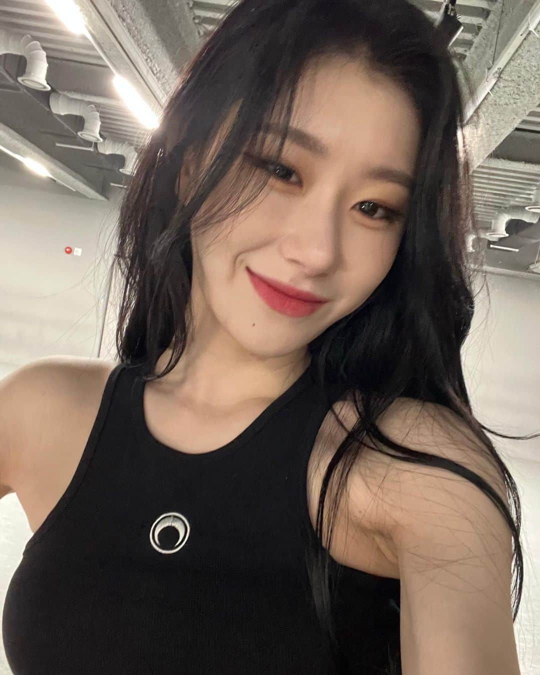 ITZYさんのインスタグラム写真 - (ITZYInstagram)「meow🐈‍⬛🖤」12月6日 22時03分 - itzy.all.in.us