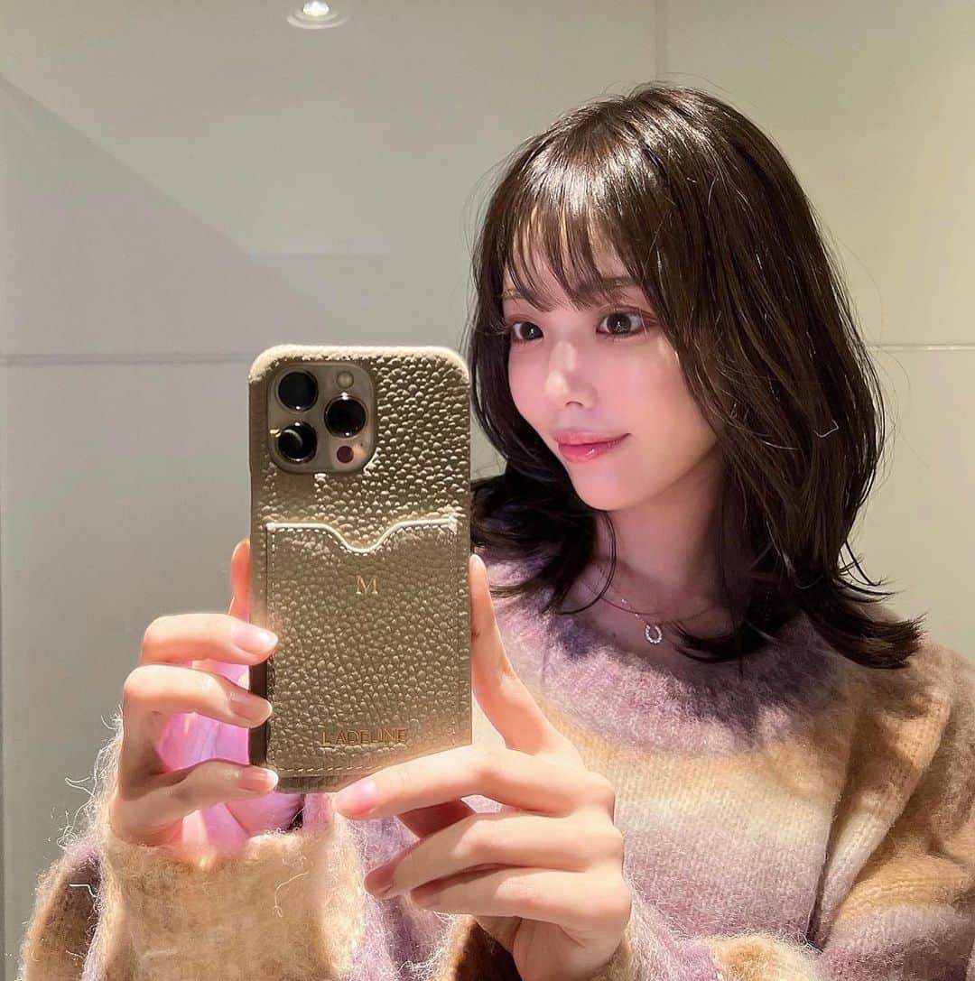 伊藤弥鈴さんのインスタグラム写真 - (伊藤弥鈴Instagram)「ずっと可愛いスマホケース探してたんだけど、ようやく見つけた！♡  @ladeline_official のiPhoneケース🥰  本革でカラバリがたくさんあって、 しかも自分の好きな文字を刻印できるからおすすめです🌼  グレージュが好みの色でほんと可愛い🥺🤍  #ladeline #PR #オリジナルiPhoneケース #オリジナルスマホケース #スマホケースオーダー #本革スマホケース #スマホケース手作り #iPhoneケース」12月6日 22時09分 - itomisuzu_
