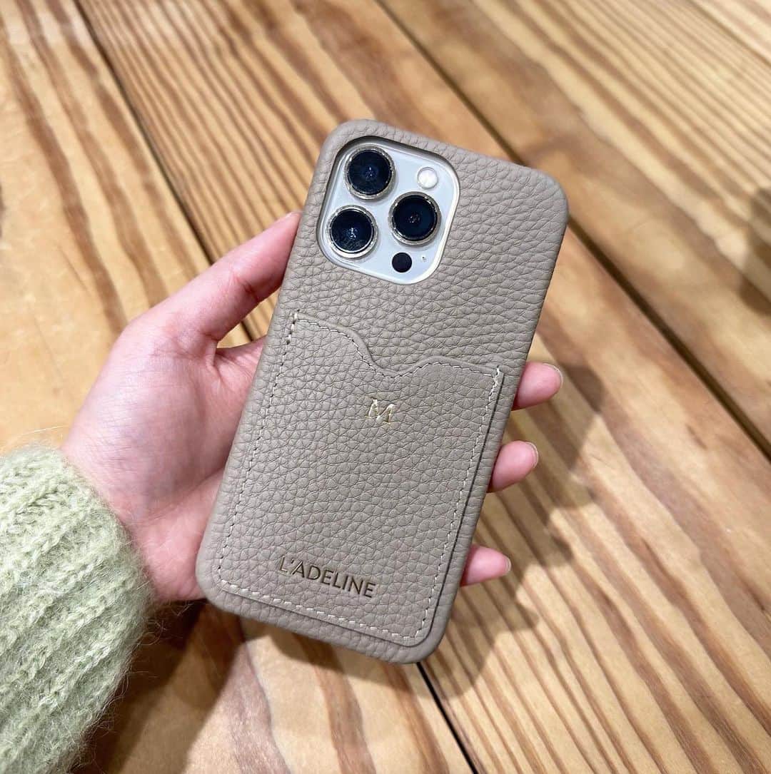 伊藤弥鈴さんのインスタグラム写真 - (伊藤弥鈴Instagram)「ずっと可愛いスマホケース探してたんだけど、ようやく見つけた！♡  @ladeline_official のiPhoneケース🥰  本革でカラバリがたくさんあって、 しかも自分の好きな文字を刻印できるからおすすめです🌼  グレージュが好みの色でほんと可愛い🥺🤍  #ladeline #PR #オリジナルiPhoneケース #オリジナルスマホケース #スマホケースオーダー #本革スマホケース #スマホケース手作り #iPhoneケース」12月6日 22時09分 - itomisuzu_