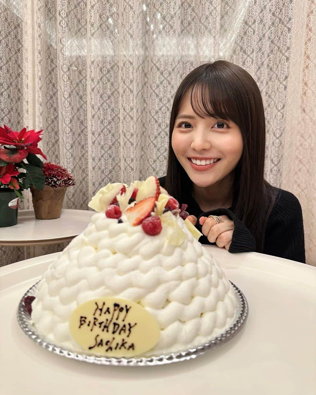 NittaSachikaさんのインスタグラム写真 - (NittaSachikaInstagram)「本日 24歳になりました。♡  私が思っとった24歳はもっと大人ねんけどな〜 というと、父母揃って お父さんもや？お母さんもや？ って言っとったから、きっといくつになってもそう思うんやろうなぁ🐈🐈 笑  目の前にあることしか見えなくなって、ついつい立ち止まるということを避けてしまったり、振り返ることにどこか後ろめたさを感じていましたが、実は自分を創造する時間なのかもしれないなと、1人でにやにやほっこりしていました☺️  だったら、節目なんていくらあってもいいやんねぇ。♡  そう思えるのは、いつも私を見守ってくれる、応援してくれるみなさんのお陰であることを決して忘れずに、挑戦し続けたいです🤲🏽  今日もたくさんのメッセージ、画像、動画をありがとうございます😭💗  今月も新たな挑戦に向けて ドキドキワクワクしているところです。 早くお知らせしたいなぁ🐈‍⬛🐈‍⬛  みなさんとお会いできる機会を作ることなど、何か喜んでもらえることもっとできんかなぁ〜？  みなさま、出会ってくれて関わってくれてありがとうございます♡  新田さちか  2022.12.06  PS.  24歳最初のお仕事は愛しの地元 金沢での一日警察署長なのです！👮🏼✨  ということで今夜 前乗りし、実家で誕生日を過ごすことができました🙏🏽  ケーキは高校生のときから何度もお願いしとる La Palette さんにオーダーして、今回は冬らしいもみの木を連想して作っていただきました🎂  見た目だけじゃなく、味もクリームの甘さ控えめで滑らかで美味しいから大好きなの🥰」12月6日 22時39分 - chacch1