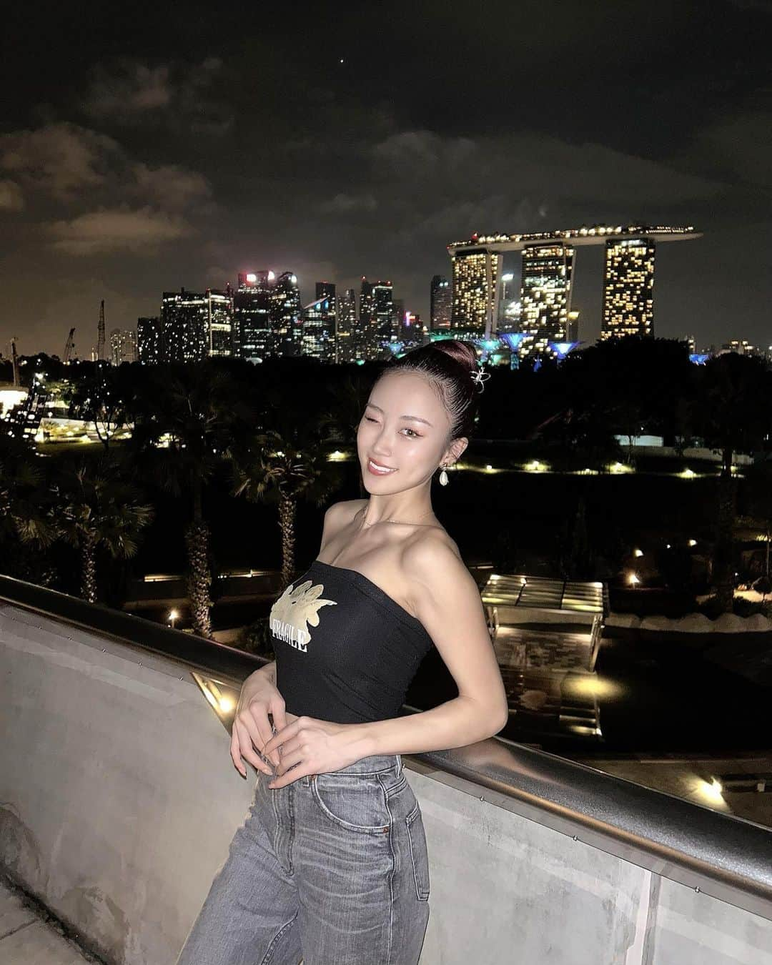 HARUKAさんのインスタグラム写真 - (HARUKAInstagram)「＊ Singapore 🇸🇬 移動までの1日オフReport🌃🤍🤍 . 色んなところに連れて行ってもらいました🌷 どこもかしこも合成に見えてくるくらい とっても素晴らしかった😊🫶🏻 ツアーでこんなにゆっくりできのは初めてで とても充実しています！！ . 日本はもぅ0時だよね…🥺おやすみなさい🌙 . p.s.鍛えられた私の背中に恋してね😘w all the girls ♡♡♡ .」12月7日 0時00分 - cjd_haruka