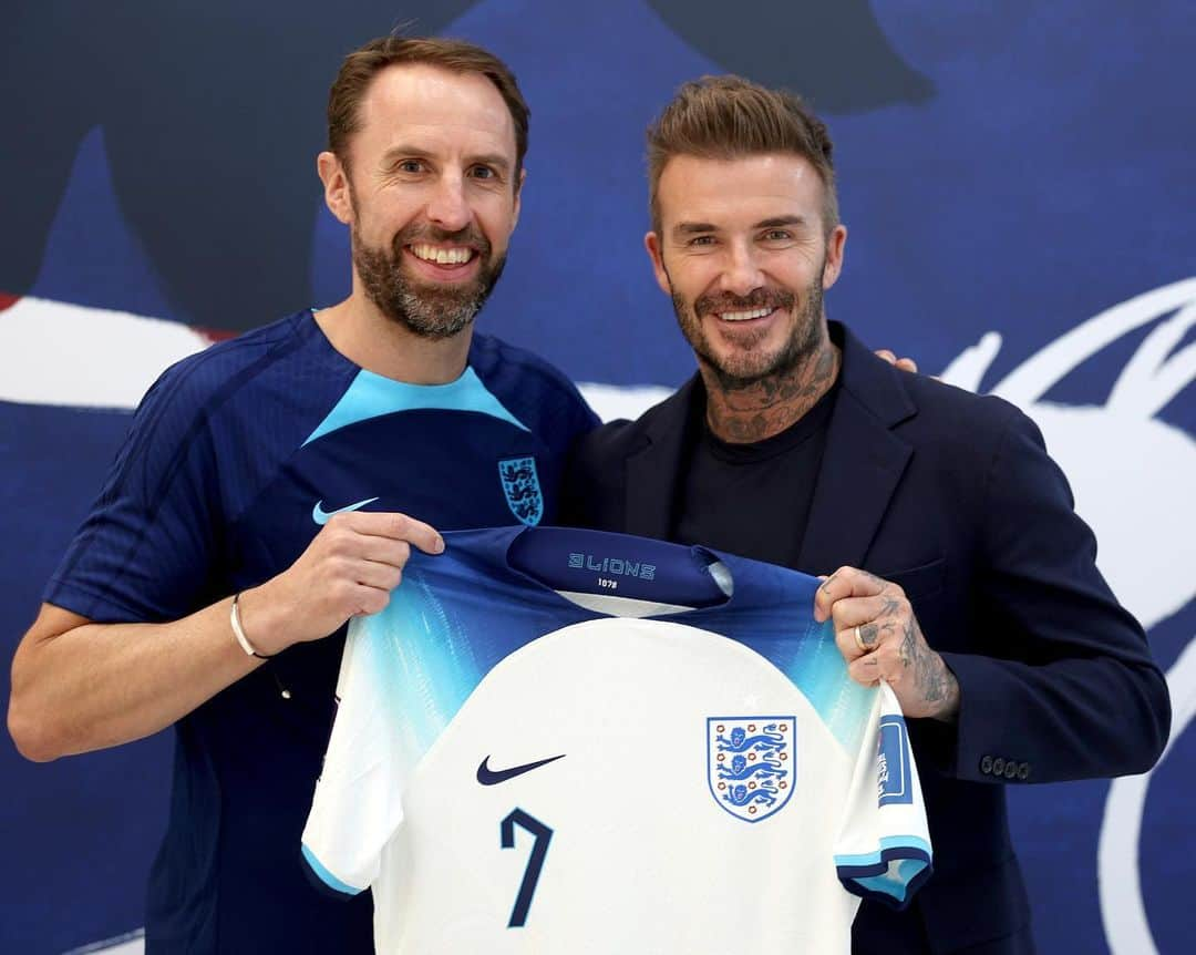 デビッド・ベッカムさんのインスタグラム写真 - (デビッド・ベッカムInstagram)「The boss presenting @davidbeckham with his #ThreeLions legacy shirt! 🦁」12月7日 1時14分 - davidbeckham