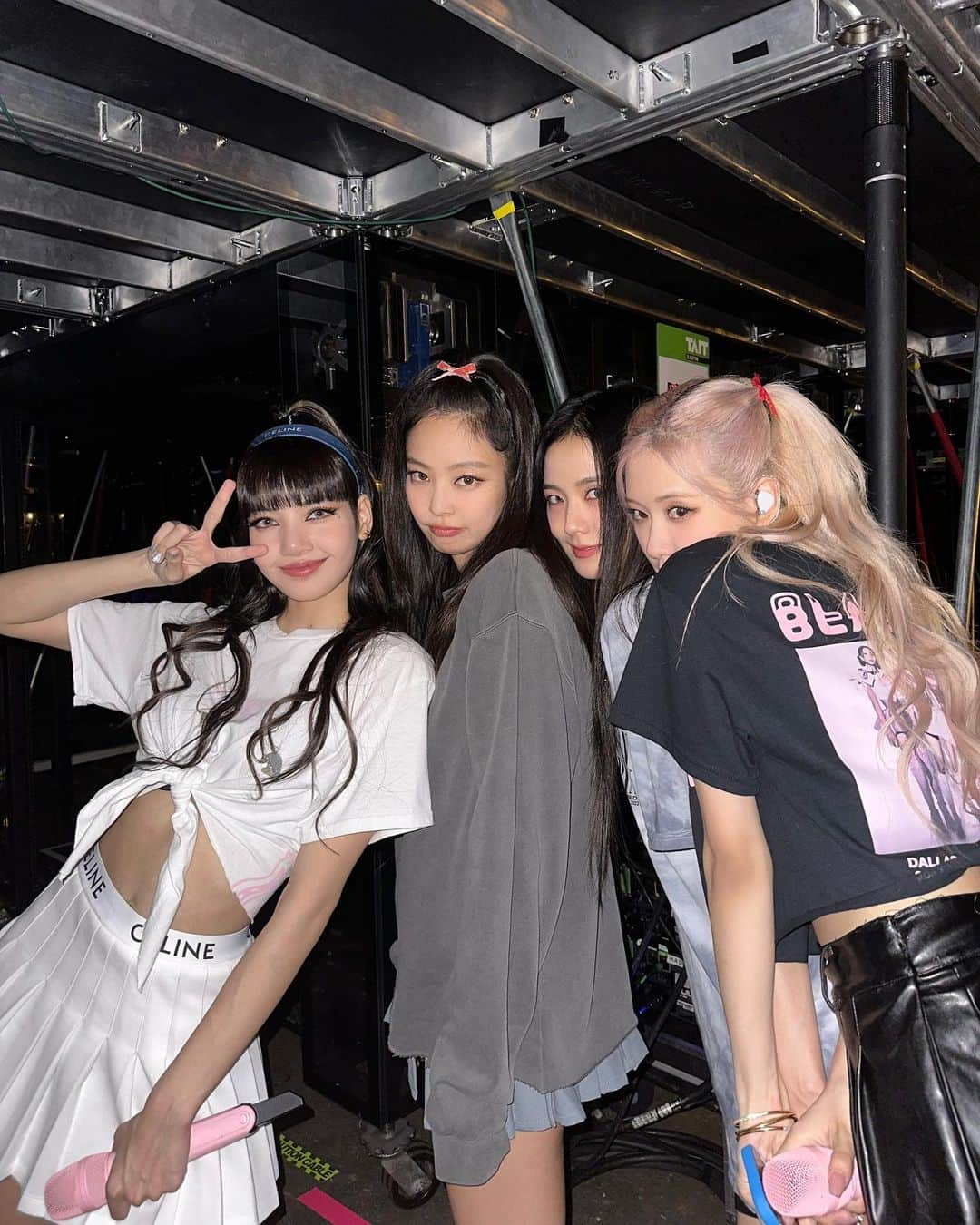 リサさんのインスタグラム写真 - (リサInstagram)「London Blinks!! Starting off strong for our Europe tour and it is so good to be back! Always grateful for your warm welcome. Can't wait to come back here again next year at Hyde Park BE READY!」12月7日 2時47分 - lalalalisa_m