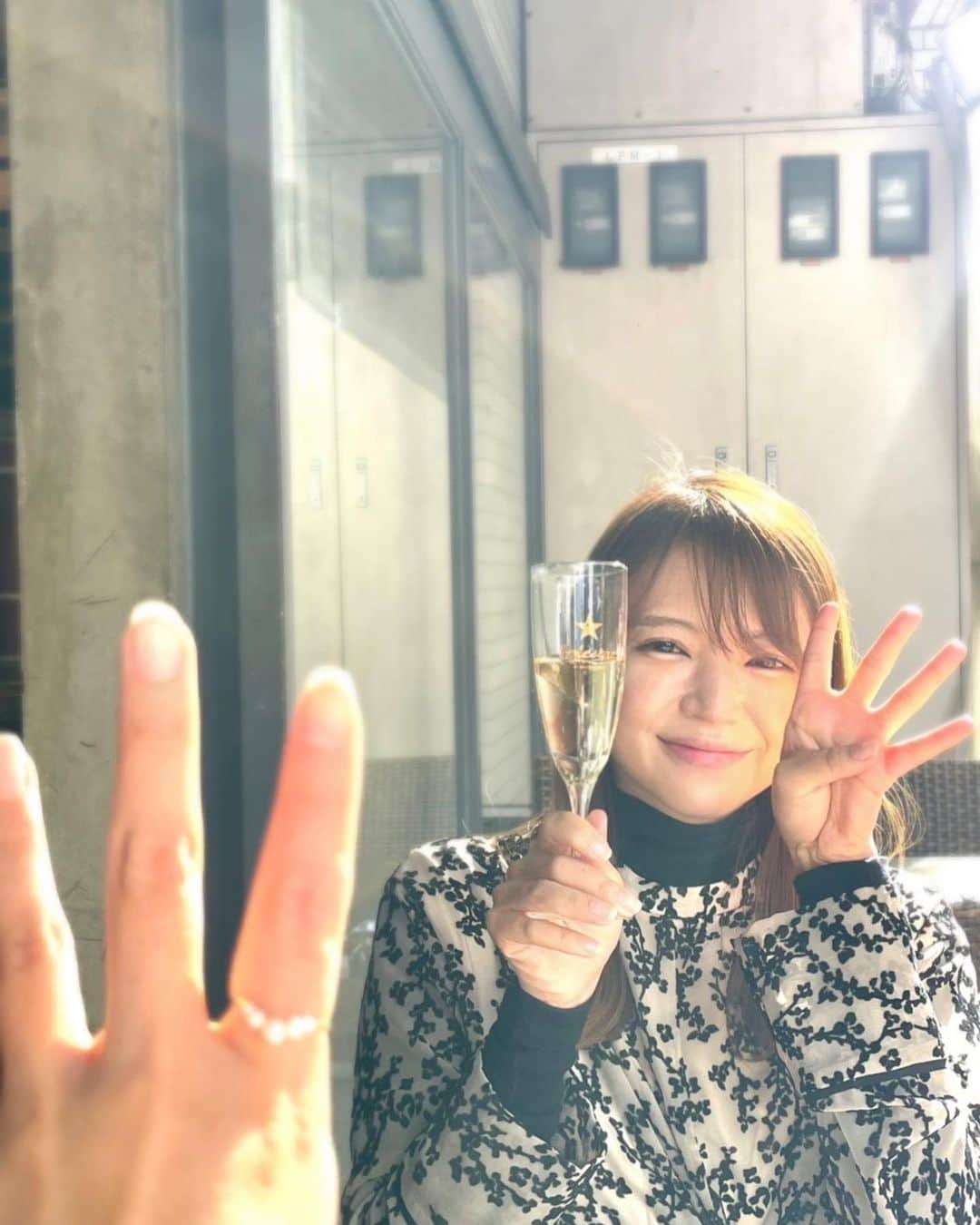 内山絵里加さんのインスタグラム写真 - (内山絵里加Instagram)「みなさまへ  日頃は大変お世話になり 誠にありがとうございます。 私事で大変恐縮ではございますが 先週、番組で発表させていただいたとおり 私、内山絵里加は11月29日に 結婚いたしましたことを報告させていただきます。  うまれて34年間で 言われたことがないほどたくさんの 『おめでとう』に囲まれまして 毎日、まいにち、幸せを感じております。 ありがとうで、いっぱいです。  今後も、周りの方々への感謝をわすれず そして、みなさまからいただいた やさしさ以上に 恩返しができるよう益々精進して参ります。 それと同時に、大切な人と あたたかく、穏やかな、愛しき日々を 紡いでゆけたらと思います。  お仕事は、内山絵里加・うっちーのまま 続けて参ります。 まだまだ未熟者ではありますが 今後とも、よろしくお願い申し上げます。 日頃の大きな感謝を込めて。  2022.11.29  内山絵里加」12月7日 7時07分 - erika.uchiyama1129