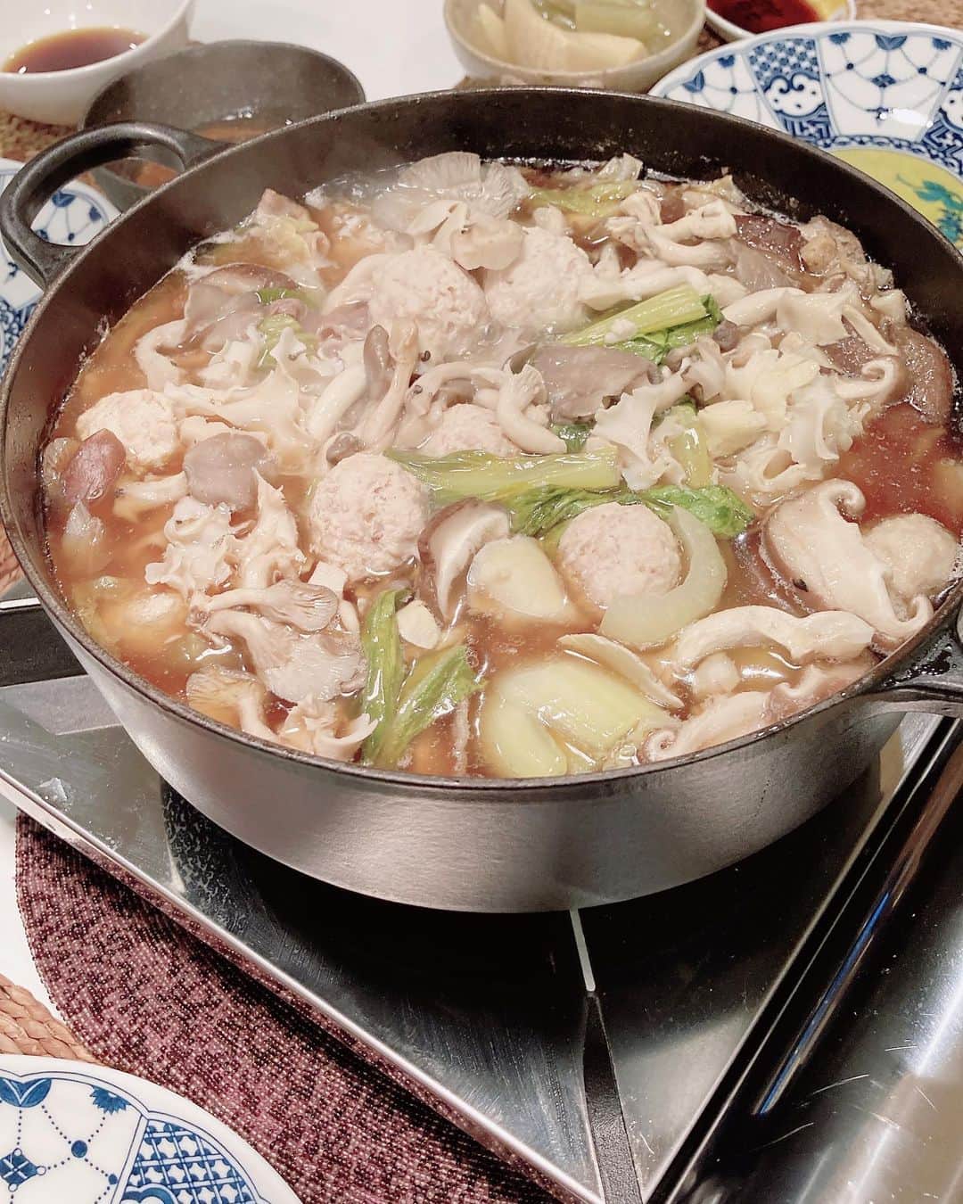 安藤優子さんのインスタグラム写真 - (安藤優子Instagram)「前ならえ寝（笑） と、 石頭楼の胡麻油鍋。  お早うございます‼️  今朝もめっきり冷え込んだ東京ですが、リンは久しぶりの幼稚園に。  昨晩はフィンランド大使館から帰宅すると、リンはなぜか前ならえ寝（笑）  そしていただきものdeナイトは、昨晩は石頭楼の胡麻油鍋‼️  ここの胡麻油鍋は、豚バラ肉などをまずたっぷりの胡麻油で炒めて、海老やきのこなどの野菜を一緒に煮込んで、独特のタレと卵でいただきます。  かつてはお店でしか食べられなかったのですが、冷凍でいただきました。  そして、551のシュウマイ！これも冷凍で豚まんと送っていただきました。  胡麻油鍋は、たっぷりの胡麻油を使うのでいつまでも熱々なのです。  スープはちょい辛ですが、味が複雑でなかなか真似できないのでした（笑）  今度研究して、「キッチンで話そ！」で再現を試みたいと思います(できるかな？)  551のシューマイも肉肉しくて、やっぱり美味しい。  そのほかは、先日仕込んだ筍と蕗の煮物。  ダンナとアシスタント嬢が支度しておいてくれました。  ありがとね。  さっ本日は私もトレーニングデーです。  デスクワーク片付けて、行ってきます‼️  みなさま本日も心晴れやかな一日をお過ごしくださいませ。  #石頭楼  #551   #フレンチブルドッグ  #安藤優子」12月7日 9時18分 - yukoando0203