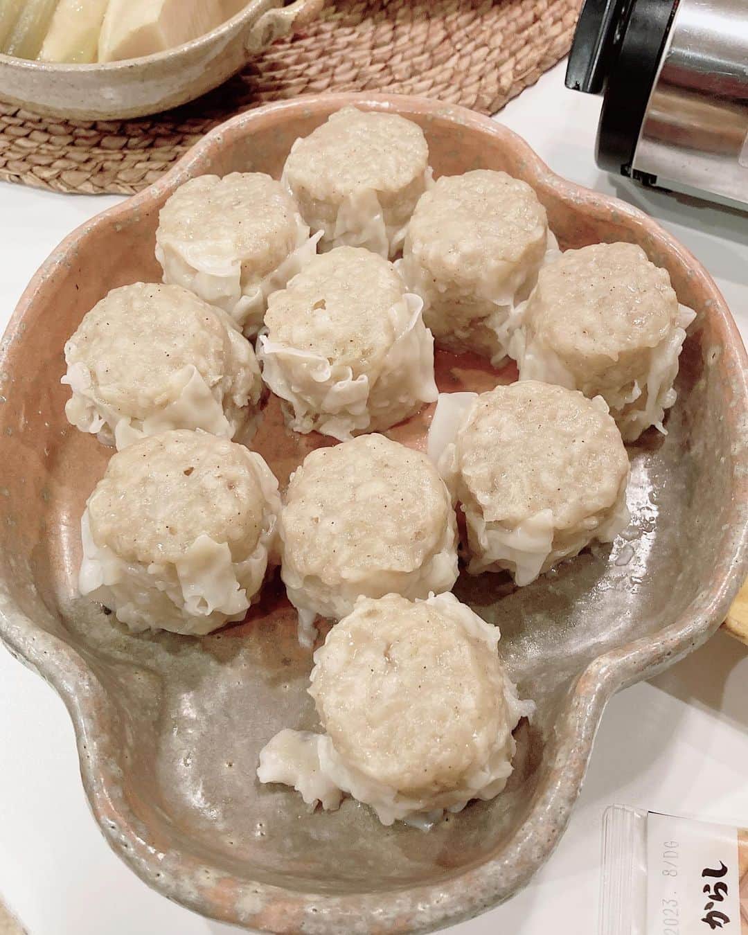 安藤優子さんのインスタグラム写真 - (安藤優子Instagram)「前ならえ寝（笑） と、 石頭楼の胡麻油鍋。  お早うございます‼️  今朝もめっきり冷え込んだ東京ですが、リンは久しぶりの幼稚園に。  昨晩はフィンランド大使館から帰宅すると、リンはなぜか前ならえ寝（笑）  そしていただきものdeナイトは、昨晩は石頭楼の胡麻油鍋‼️  ここの胡麻油鍋は、豚バラ肉などをまずたっぷりの胡麻油で炒めて、海老やきのこなどの野菜を一緒に煮込んで、独特のタレと卵でいただきます。  かつてはお店でしか食べられなかったのですが、冷凍でいただきました。  そして、551のシュウマイ！これも冷凍で豚まんと送っていただきました。  胡麻油鍋は、たっぷりの胡麻油を使うのでいつまでも熱々なのです。  スープはちょい辛ですが、味が複雑でなかなか真似できないのでした（笑）  今度研究して、「キッチンで話そ！」で再現を試みたいと思います(できるかな？)  551のシューマイも肉肉しくて、やっぱり美味しい。  そのほかは、先日仕込んだ筍と蕗の煮物。  ダンナとアシスタント嬢が支度しておいてくれました。  ありがとね。  さっ本日は私もトレーニングデーです。  デスクワーク片付けて、行ってきます‼️  みなさま本日も心晴れやかな一日をお過ごしくださいませ。  #石頭楼  #551   #フレンチブルドッグ  #安藤優子」12月7日 9時18分 - yukoando0203