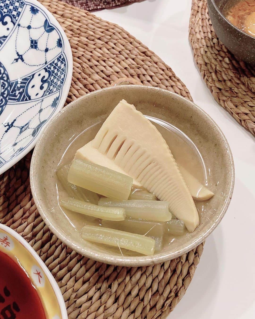 安藤優子さんのインスタグラム写真 - (安藤優子Instagram)「前ならえ寝（笑） と、 石頭楼の胡麻油鍋。  お早うございます‼️  今朝もめっきり冷え込んだ東京ですが、リンは久しぶりの幼稚園に。  昨晩はフィンランド大使館から帰宅すると、リンはなぜか前ならえ寝（笑）  そしていただきものdeナイトは、昨晩は石頭楼の胡麻油鍋‼️  ここの胡麻油鍋は、豚バラ肉などをまずたっぷりの胡麻油で炒めて、海老やきのこなどの野菜を一緒に煮込んで、独特のタレと卵でいただきます。  かつてはお店でしか食べられなかったのですが、冷凍でいただきました。  そして、551のシュウマイ！これも冷凍で豚まんと送っていただきました。  胡麻油鍋は、たっぷりの胡麻油を使うのでいつまでも熱々なのです。  スープはちょい辛ですが、味が複雑でなかなか真似できないのでした（笑）  今度研究して、「キッチンで話そ！」で再現を試みたいと思います(できるかな？)  551のシューマイも肉肉しくて、やっぱり美味しい。  そのほかは、先日仕込んだ筍と蕗の煮物。  ダンナとアシスタント嬢が支度しておいてくれました。  ありがとね。  さっ本日は私もトレーニングデーです。  デスクワーク片付けて、行ってきます‼️  みなさま本日も心晴れやかな一日をお過ごしくださいませ。  #石頭楼  #551   #フレンチブルドッグ  #安藤優子」12月7日 9時18分 - yukoando0203