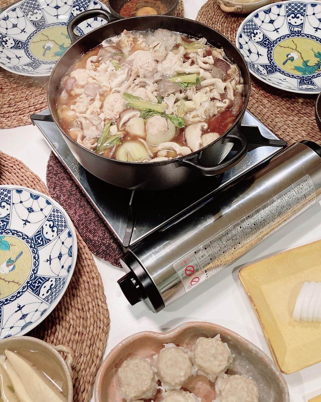 安藤優子さんのインスタグラム写真 - (安藤優子Instagram)「前ならえ寝（笑） と、 石頭楼の胡麻油鍋。  お早うございます‼️  今朝もめっきり冷え込んだ東京ですが、リンは久しぶりの幼稚園に。  昨晩はフィンランド大使館から帰宅すると、リンはなぜか前ならえ寝（笑）  そしていただきものdeナイトは、昨晩は石頭楼の胡麻油鍋‼️  ここの胡麻油鍋は、豚バラ肉などをまずたっぷりの胡麻油で炒めて、海老やきのこなどの野菜を一緒に煮込んで、独特のタレと卵でいただきます。  かつてはお店でしか食べられなかったのですが、冷凍でいただきました。  そして、551のシュウマイ！これも冷凍で豚まんと送っていただきました。  胡麻油鍋は、たっぷりの胡麻油を使うのでいつまでも熱々なのです。  スープはちょい辛ですが、味が複雑でなかなか真似できないのでした（笑）  今度研究して、「キッチンで話そ！」で再現を試みたいと思います(できるかな？)  551のシューマイも肉肉しくて、やっぱり美味しい。  そのほかは、先日仕込んだ筍と蕗の煮物。  ダンナとアシスタント嬢が支度しておいてくれました。  ありがとね。  さっ本日は私もトレーニングデーです。  デスクワーク片付けて、行ってきます‼️  みなさま本日も心晴れやかな一日をお過ごしくださいませ。  #石頭楼  #551   #フレンチブルドッグ  #安藤優子」12月7日 9時18分 - yukoando0203