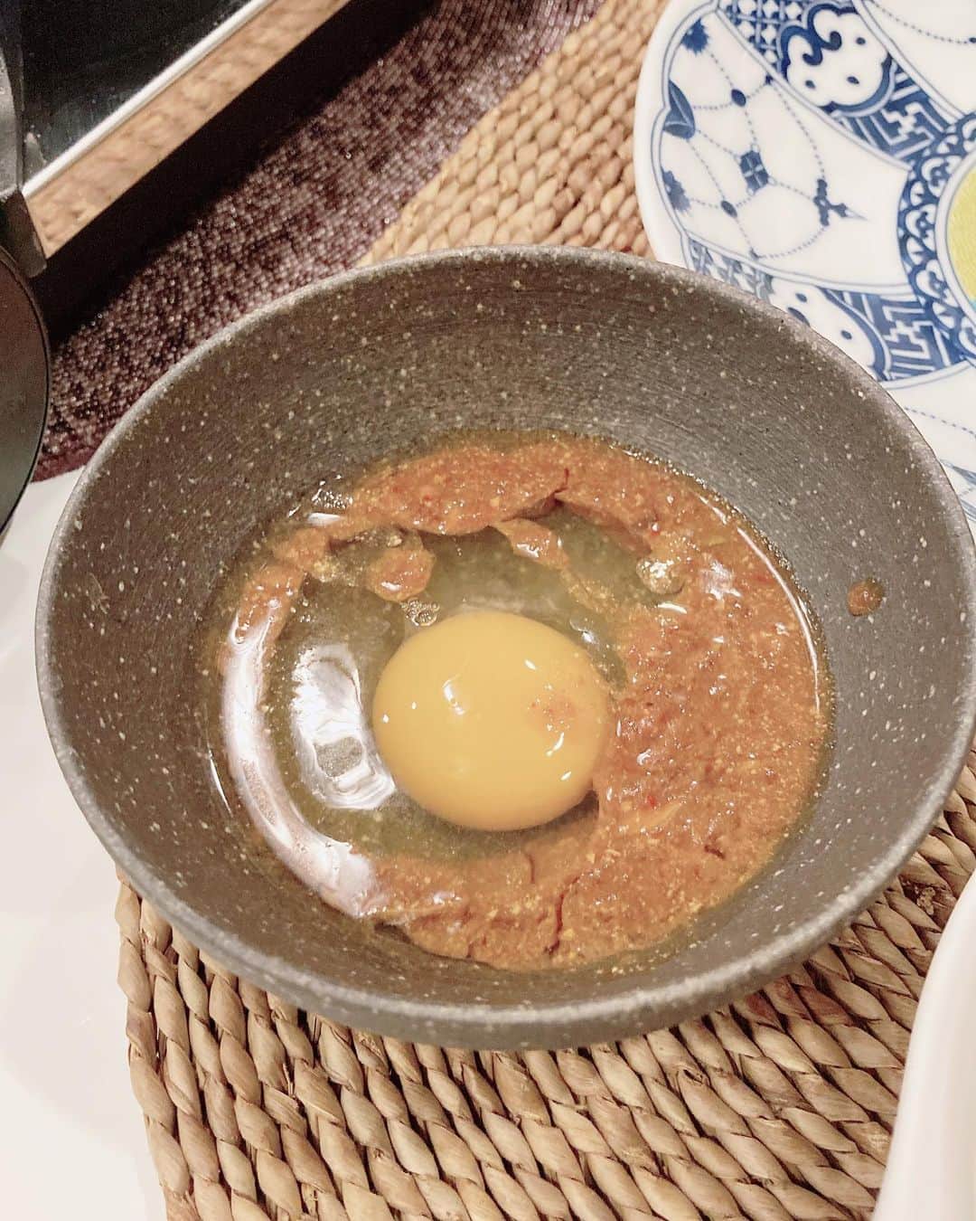安藤優子さんのインスタグラム写真 - (安藤優子Instagram)「前ならえ寝（笑） と、 石頭楼の胡麻油鍋。  お早うございます‼️  今朝もめっきり冷え込んだ東京ですが、リンは久しぶりの幼稚園に。  昨晩はフィンランド大使館から帰宅すると、リンはなぜか前ならえ寝（笑）  そしていただきものdeナイトは、昨晩は石頭楼の胡麻油鍋‼️  ここの胡麻油鍋は、豚バラ肉などをまずたっぷりの胡麻油で炒めて、海老やきのこなどの野菜を一緒に煮込んで、独特のタレと卵でいただきます。  かつてはお店でしか食べられなかったのですが、冷凍でいただきました。  そして、551のシュウマイ！これも冷凍で豚まんと送っていただきました。  胡麻油鍋は、たっぷりの胡麻油を使うのでいつまでも熱々なのです。  スープはちょい辛ですが、味が複雑でなかなか真似できないのでした（笑）  今度研究して、「キッチンで話そ！」で再現を試みたいと思います(できるかな？)  551のシューマイも肉肉しくて、やっぱり美味しい。  そのほかは、先日仕込んだ筍と蕗の煮物。  ダンナとアシスタント嬢が支度しておいてくれました。  ありがとね。  さっ本日は私もトレーニングデーです。  デスクワーク片付けて、行ってきます‼️  みなさま本日も心晴れやかな一日をお過ごしくださいませ。  #石頭楼  #551   #フレンチブルドッグ  #安藤優子」12月7日 9時18分 - yukoando0203