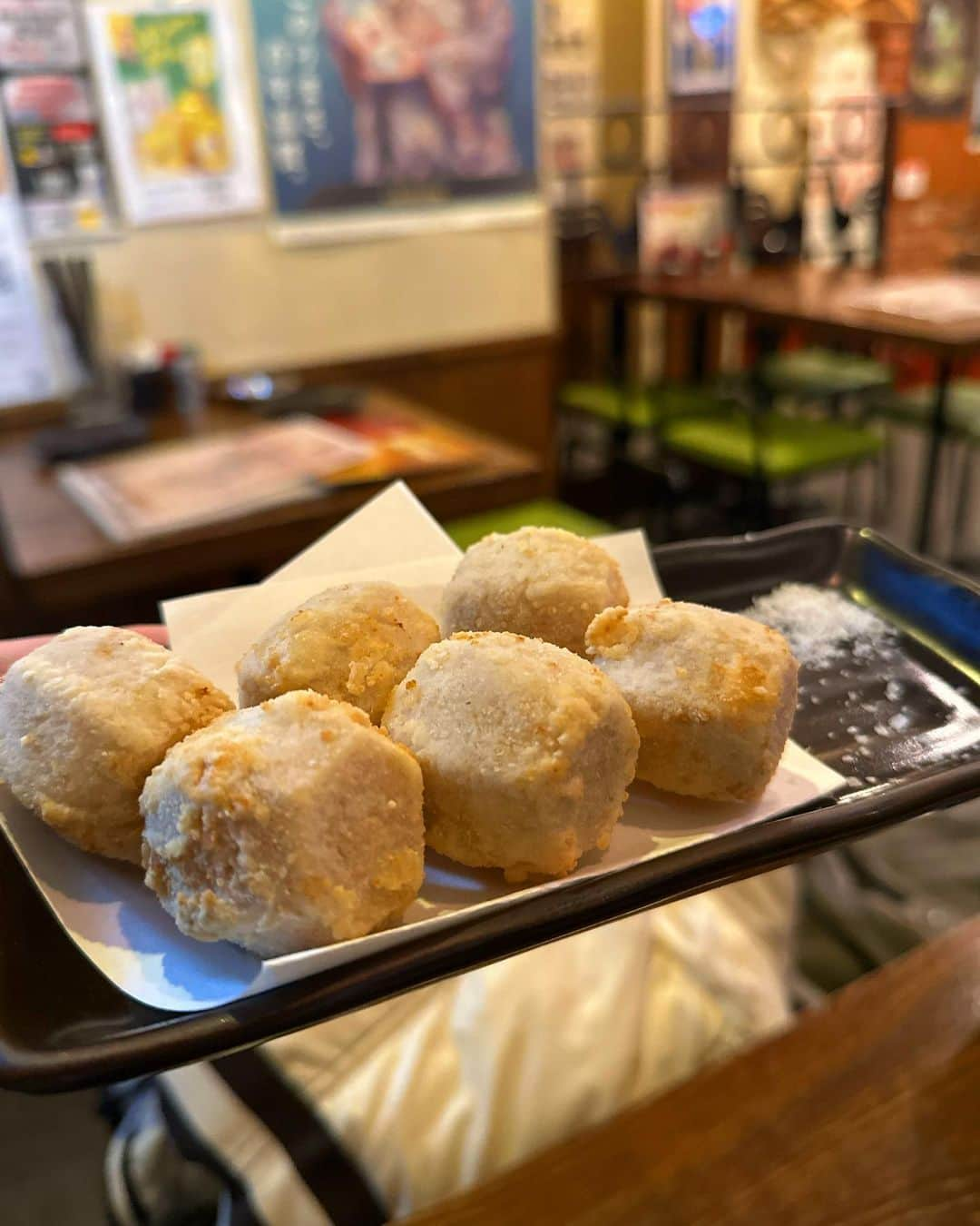 吉山りささんのインスタグラム写真 - (吉山りさInstagram)「😋🍻😋 菊川駅すぐの鶏ジローさんへ🍲🔥  🤗今回な鍋コース 鶏ジローサラダ 枝豆 里芋のからあげ 大山どりの塩からあげ 博多　水炊き(白) 〆らーめん  スープがめちゃくちゃ美味しくて ビールの泡も マッコリも美味しくて 〆のラーメン🍜食べてスープも一滴も残さずペロリ😋✨（笑）  そしてなにより接客が良くて居心地😍⭕️  平日なのに満席で凄い‼️✨  🎯ダーツの横で飲んでたらやりたくなったので記念にパチリ💕  鶏ジロー菊川店さん、ご馳走様でした🤗  PR @torijiro_kikukawa #菊川グルメ #菊川焼き鳥 #菊川焼鳥 #菊川鶏料理 #墨田区居酒屋 #菊川ダーツ #鶏ジロー菊川店 #菊川居酒屋 #鍋 #🍲 #飲み放題 #マッコリ 大好き #お酒好き女子 疑惑 #インスタグルメ #グルメ女子」12月7日 10時55分 - oreorerisa