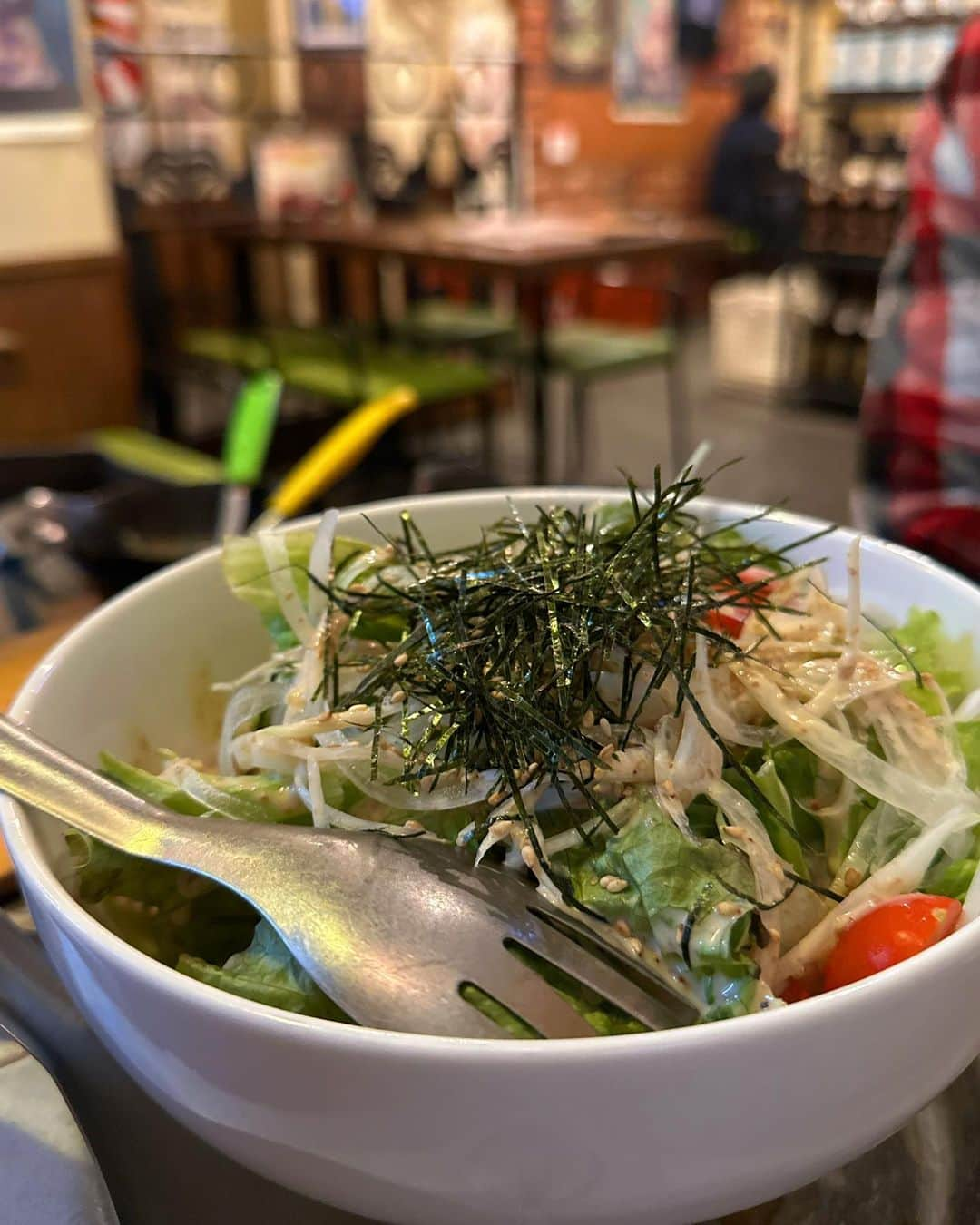 吉山りささんのインスタグラム写真 - (吉山りさInstagram)「😋🍻😋 菊川駅すぐの鶏ジローさんへ🍲🔥  🤗今回な鍋コース 鶏ジローサラダ 枝豆 里芋のからあげ 大山どりの塩からあげ 博多　水炊き(白) 〆らーめん  スープがめちゃくちゃ美味しくて ビールの泡も マッコリも美味しくて 〆のラーメン🍜食べてスープも一滴も残さずペロリ😋✨（笑）  そしてなにより接客が良くて居心地😍⭕️  平日なのに満席で凄い‼️✨  🎯ダーツの横で飲んでたらやりたくなったので記念にパチリ💕  鶏ジロー菊川店さん、ご馳走様でした🤗  PR @torijiro_kikukawa #菊川グルメ #菊川焼き鳥 #菊川焼鳥 #菊川鶏料理 #墨田区居酒屋 #菊川ダーツ #鶏ジロー菊川店 #菊川居酒屋 #鍋 #🍲 #飲み放題 #マッコリ 大好き #お酒好き女子 疑惑 #インスタグルメ #グルメ女子」12月7日 10時55分 - oreorerisa