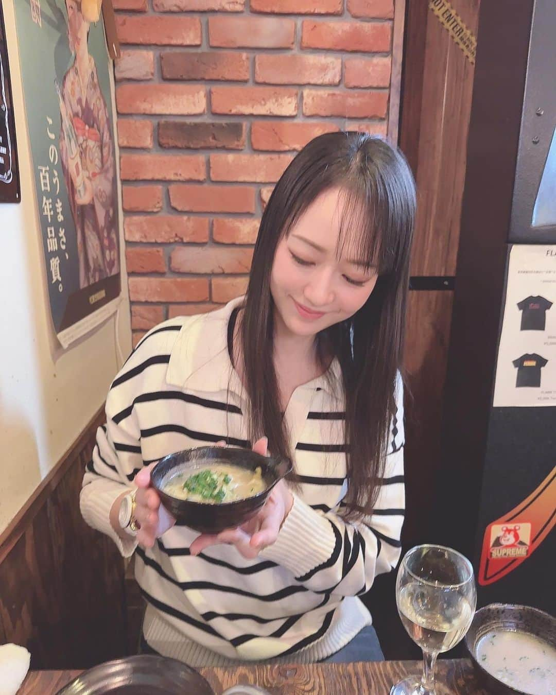 吉山りささんのインスタグラム写真 - (吉山りさInstagram)「😋🍻😋 菊川駅すぐの鶏ジローさんへ🍲🔥  🤗今回な鍋コース 鶏ジローサラダ 枝豆 里芋のからあげ 大山どりの塩からあげ 博多　水炊き(白) 〆らーめん  スープがめちゃくちゃ美味しくて ビールの泡も マッコリも美味しくて 〆のラーメン🍜食べてスープも一滴も残さずペロリ😋✨（笑）  そしてなにより接客が良くて居心地😍⭕️  平日なのに満席で凄い‼️✨  🎯ダーツの横で飲んでたらやりたくなったので記念にパチリ💕  鶏ジロー菊川店さん、ご馳走様でした🤗  PR @torijiro_kikukawa #菊川グルメ #菊川焼き鳥 #菊川焼鳥 #菊川鶏料理 #墨田区居酒屋 #菊川ダーツ #鶏ジロー菊川店 #菊川居酒屋 #鍋 #🍲 #飲み放題 #マッコリ 大好き #お酒好き女子 疑惑 #インスタグルメ #グルメ女子」12月7日 10時55分 - oreorerisa