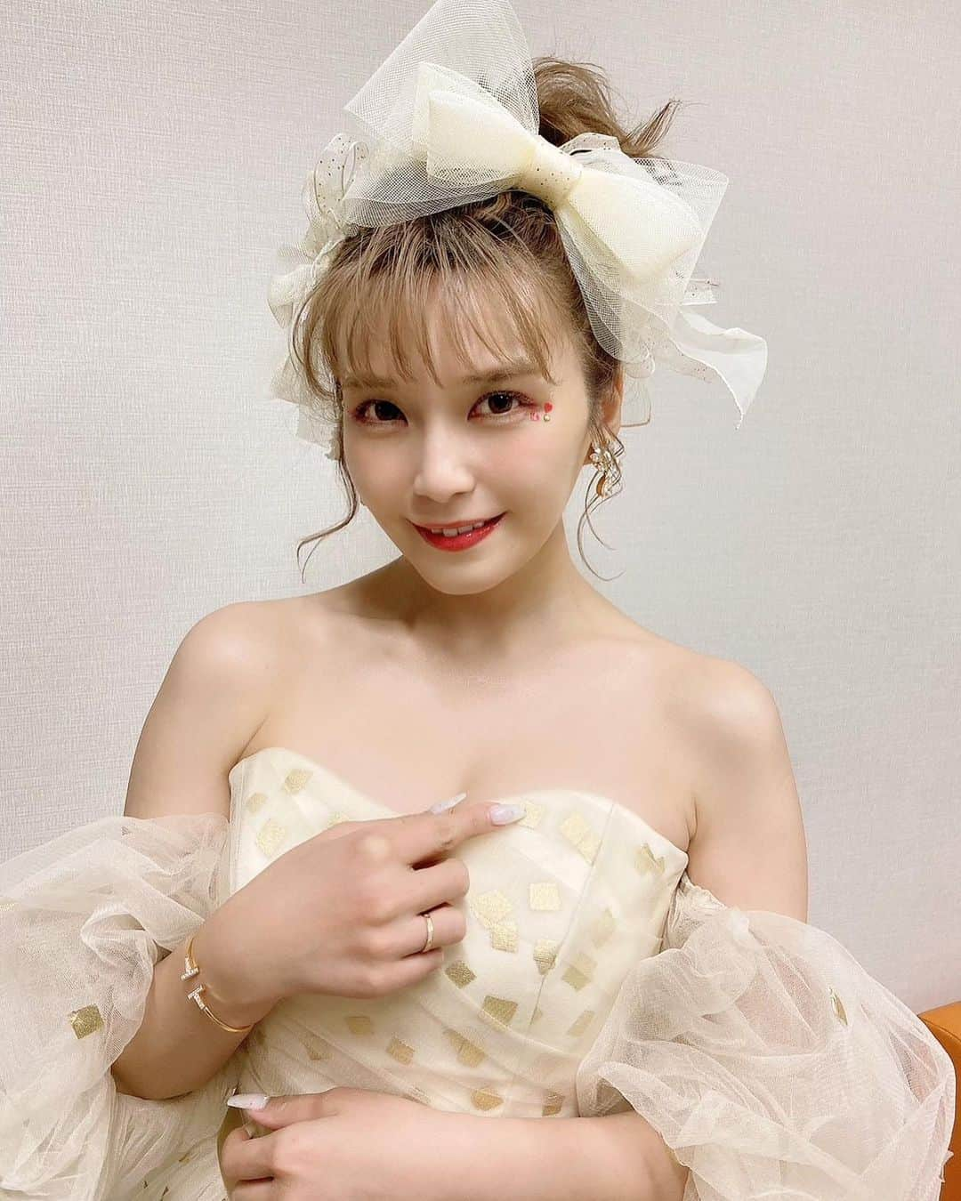 宇野実彩子さんのインスタグラム写真 - (宇野実彩子Instagram)「. ファンクラブイベント  #335祭 in大阪 2部のドレスコードはゴールドだったよね💛 だからこのプリンセスドレス✨💫  ドレス姿、どうだった？🫣💕 みんな好きかな？😏 よかったら、感想聞かせて👂  目尻にハートをちらしたのも気づいた？🫶🏻 ̖́-‬   #宇野ちゃんと大阪デート   #みんなのことめっちゃ好きやねん」12月7日 12時16分 - misako_uno_aaa