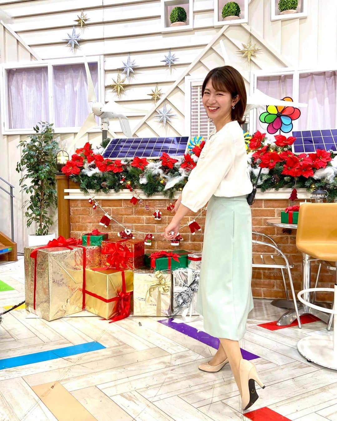 千葉真由佳さんのインスタグラム写真 - (千葉真由佳Instagram)「【週前半の衣装です👚】 クリスマスツリーが登場🎄 一気に賑やかになったスタジオに 気持ちも高まってしまいました☺️  プレゼントの山も発見🎁👆 全部箱が大きい！😳  こんなに大きな箱だったら 何が欲しいかなぁと ふと思ったのですが、  子供の頃だったら シルバニアファミリーのおうち🏠 とかブロックのセットとか😄  今は...卓上で焼き鳥ができる機械、 串揚げメーカーとかが欲しいなぁ🤣  みなさんだったら 今欲しいもの、昔欲しかったもの なにが思いつきますか？🎁  ●12/5（月） 淡いパープルトップス✨ La boutique BonBon（トップス） @la_boutique_bonbon_official #laboutiquebonbon #ラブティックボンボン &. NOSTALGIA（スカート） @nostalgia_jp #nostalgiajp #ノスタルジア  ●12/6（火）白レースのブラウス🤍 BE NEAT（トップス、スカート） @BENEAT0314  ●12/7（水）くすみベージュのトップス✨ BE NEAT（トップス） @BENEAT0314 TIARA（スカート） @tiara_melrose #TIARA #ティアラ  #TBS#THETIME' #TBSスパークル#キャスター #フリーアナウンサー #アナウンサー #アナウンサー衣装 #クリスマスツリー #千葉真由佳 #冬コーデ#コーデ記録 #152cmコーデ#152cm #ショートウルフ」12月7日 14時13分 - mayuka.chiba