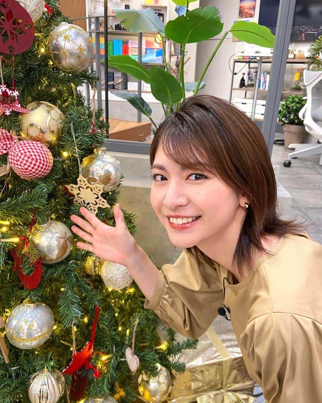 千葉真由佳さんのインスタグラム写真 - (千葉真由佳Instagram)「【週前半の衣装です👚】 クリスマスツリーが登場🎄 一気に賑やかになったスタジオに 気持ちも高まってしまいました☺️  プレゼントの山も発見🎁👆 全部箱が大きい！😳  こんなに大きな箱だったら 何が欲しいかなぁと ふと思ったのですが、  子供の頃だったら シルバニアファミリーのおうち🏠 とかブロックのセットとか😄  今は...卓上で焼き鳥ができる機械、 串揚げメーカーとかが欲しいなぁ🤣  みなさんだったら 今欲しいもの、昔欲しかったもの なにが思いつきますか？🎁  ●12/5（月） 淡いパープルトップス✨ La boutique BonBon（トップス） @la_boutique_bonbon_official #laboutiquebonbon #ラブティックボンボン &. NOSTALGIA（スカート） @nostalgia_jp #nostalgiajp #ノスタルジア  ●12/6（火）白レースのブラウス🤍 BE NEAT（トップス、スカート） @BENEAT0314  ●12/7（水）くすみベージュのトップス✨ BE NEAT（トップス） @BENEAT0314 TIARA（スカート） @tiara_melrose #TIARA #ティアラ  #TBS#THETIME' #TBSスパークル#キャスター #フリーアナウンサー #アナウンサー #アナウンサー衣装 #クリスマスツリー #千葉真由佳 #冬コーデ#コーデ記録 #152cmコーデ#152cm #ショートウルフ」12月7日 14時13分 - mayuka.chiba