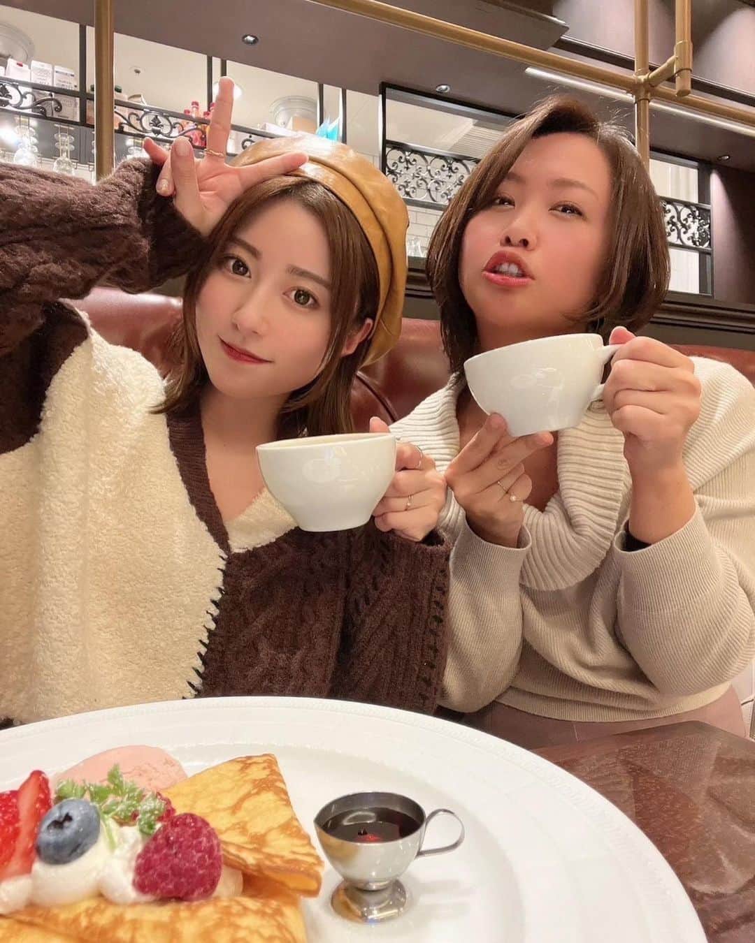 成瀬心美さんのインスタグラム写真 - (成瀬心美Instagram)「☕️  まるで4コマ漫画🤣  久々にまりちゃんに逢えた❣️  お互い会っていなくても どこかしらに行くと 絶対にお土産買ってて それを2人で渡し合って なんだかほっこりしました☺️  美味しいおでん屋さんに行って 何食べても美味しくて 幸せだったなぁ。  そのあとはお茶もして🤭  まりちゃんといると ふにゃふにゃしてきて 心がすーっと浄化されたみたいで。  マイナスイオンって呼んでるんだけど☺️ 会った翌日はお肌のハリがいい気がします(？  昨日は会う前に クリスマスプレゼントを 買って行こうか悩んで悩んで。  でも買わずに会いに行った😏  もう一回会うきっかけを作りたくて。  クリスマスデートに誘ったら オッケーもらったのよー🥰  2人でお店選んで ワクワクしております。 何着て行こうかなー🥰  そいえばまりさんが 昨日は一段ときれいで びっくりしたなー🤭 あーのろけのろけ  #cafe #crepe #デート #😏」12月7日 14時43分 - coco3ndazo