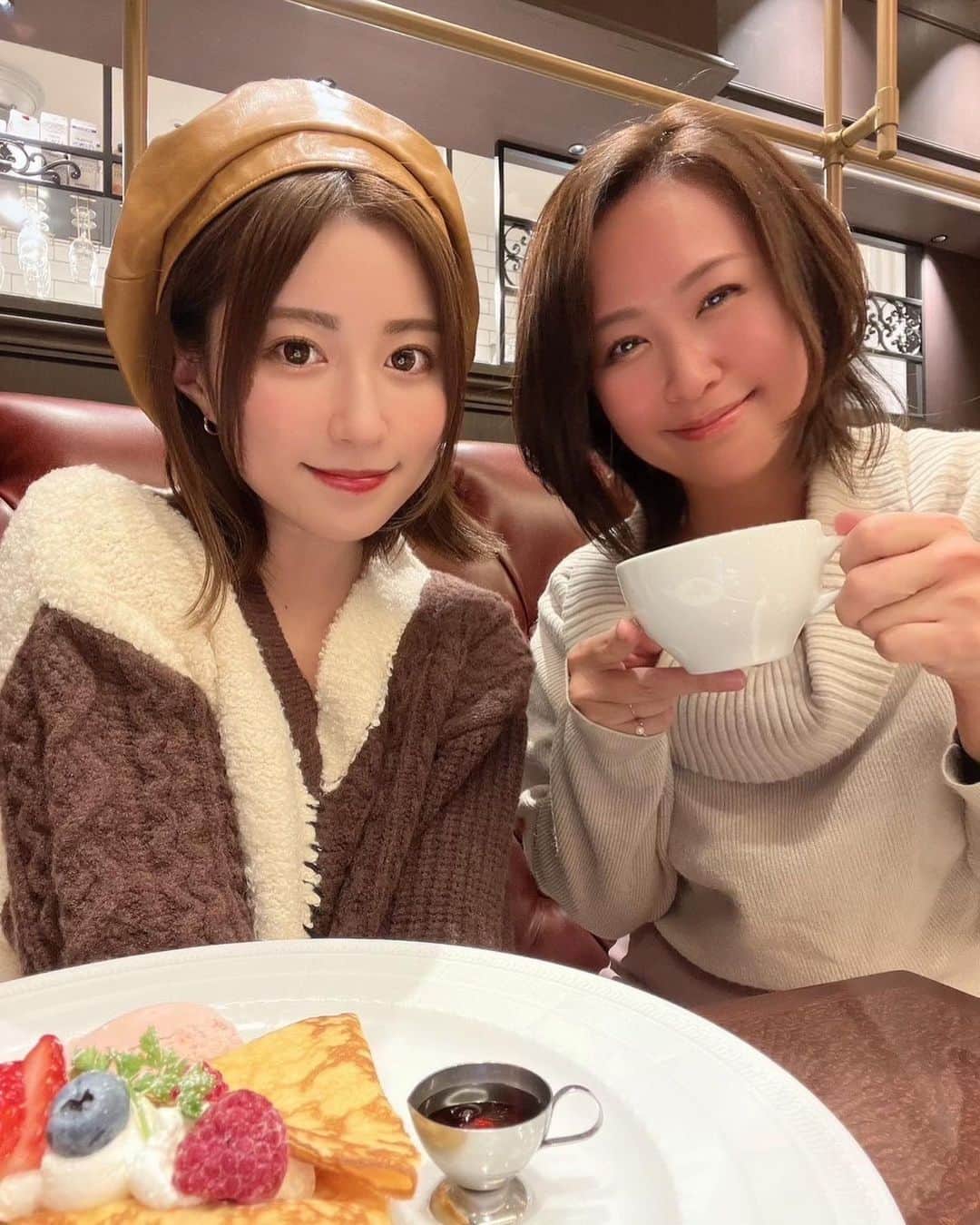 成瀬心美さんのインスタグラム写真 - (成瀬心美Instagram)「☕️  まるで4コマ漫画🤣  久々にまりちゃんに逢えた❣️  お互い会っていなくても どこかしらに行くと 絶対にお土産買ってて それを2人で渡し合って なんだかほっこりしました☺️  美味しいおでん屋さんに行って 何食べても美味しくて 幸せだったなぁ。  そのあとはお茶もして🤭  まりちゃんといると ふにゃふにゃしてきて 心がすーっと浄化されたみたいで。  マイナスイオンって呼んでるんだけど☺️ 会った翌日はお肌のハリがいい気がします(？  昨日は会う前に クリスマスプレゼントを 買って行こうか悩んで悩んで。  でも買わずに会いに行った😏  もう一回会うきっかけを作りたくて。  クリスマスデートに誘ったら オッケーもらったのよー🥰  2人でお店選んで ワクワクしております。 何着て行こうかなー🥰  そいえばまりさんが 昨日は一段ときれいで びっくりしたなー🤭 あーのろけのろけ  #cafe #crepe #デート #😏」12月7日 14時43分 - coco3ndazo