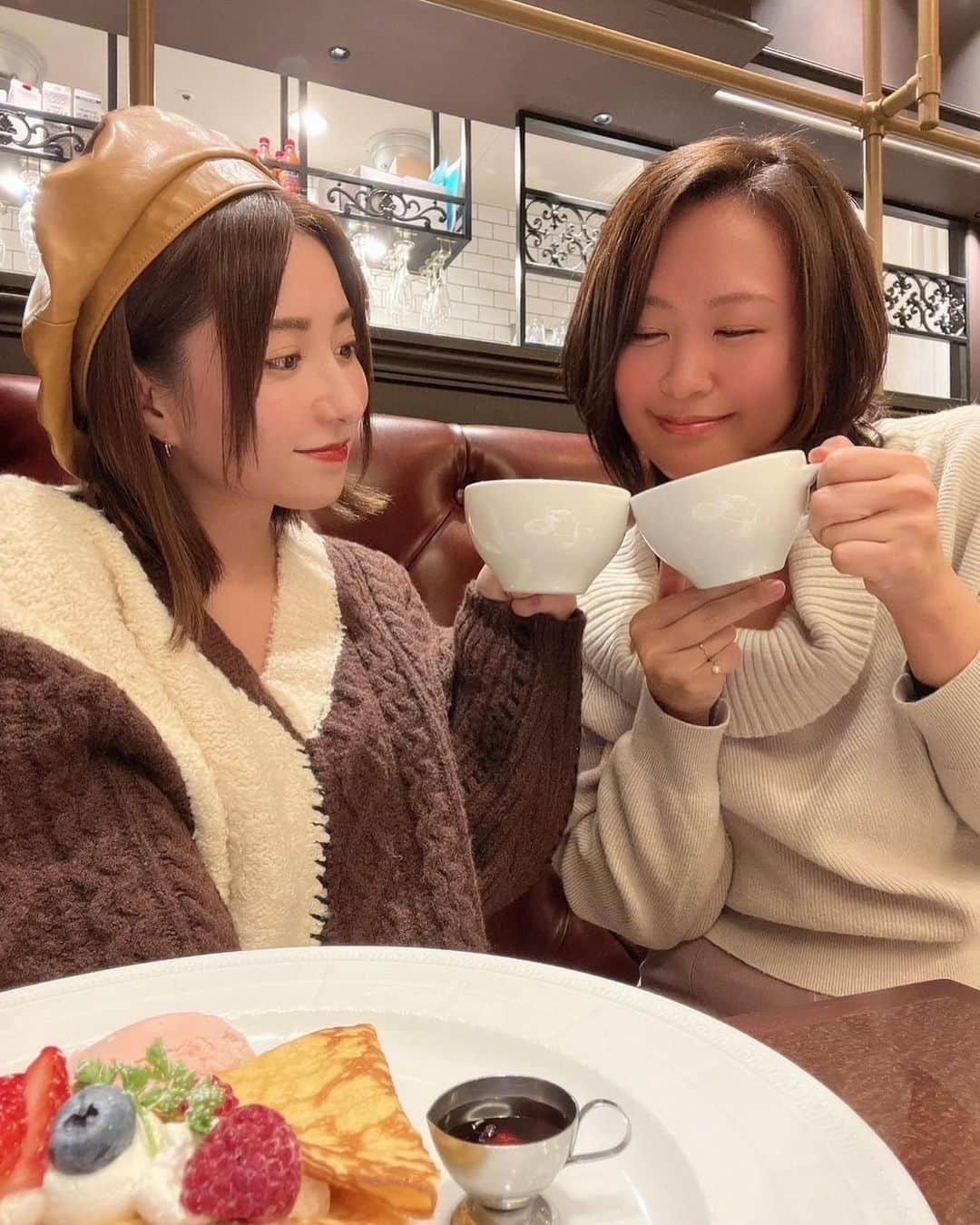 成瀬心美さんのインスタグラム写真 - (成瀬心美Instagram)「☕️  まるで4コマ漫画🤣  久々にまりちゃんに逢えた❣️  お互い会っていなくても どこかしらに行くと 絶対にお土産買ってて それを2人で渡し合って なんだかほっこりしました☺️  美味しいおでん屋さんに行って 何食べても美味しくて 幸せだったなぁ。  そのあとはお茶もして🤭  まりちゃんといると ふにゃふにゃしてきて 心がすーっと浄化されたみたいで。  マイナスイオンって呼んでるんだけど☺️ 会った翌日はお肌のハリがいい気がします(？  昨日は会う前に クリスマスプレゼントを 買って行こうか悩んで悩んで。  でも買わずに会いに行った😏  もう一回会うきっかけを作りたくて。  クリスマスデートに誘ったら オッケーもらったのよー🥰  2人でお店選んで ワクワクしております。 何着て行こうかなー🥰  そいえばまりさんが 昨日は一段ときれいで びっくりしたなー🤭 あーのろけのろけ  #cafe #crepe #デート #😏」12月7日 14時43分 - coco3ndazo
