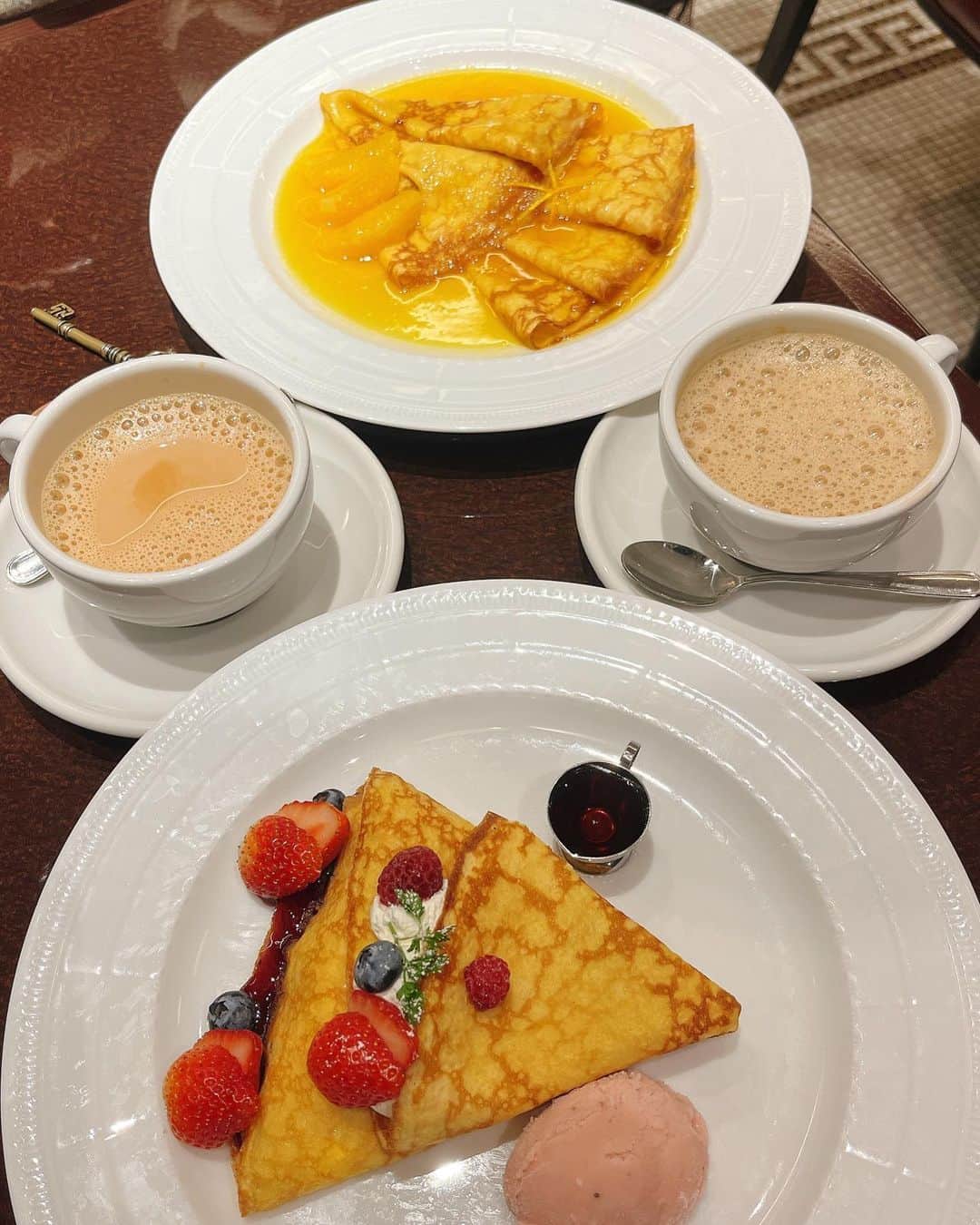 成瀬心美さんのインスタグラム写真 - (成瀬心美Instagram)「☕️  まるで4コマ漫画🤣  久々にまりちゃんに逢えた❣️  お互い会っていなくても どこかしらに行くと 絶対にお土産買ってて それを2人で渡し合って なんだかほっこりしました☺️  美味しいおでん屋さんに行って 何食べても美味しくて 幸せだったなぁ。  そのあとはお茶もして🤭  まりちゃんといると ふにゃふにゃしてきて 心がすーっと浄化されたみたいで。  マイナスイオンって呼んでるんだけど☺️ 会った翌日はお肌のハリがいい気がします(？  昨日は会う前に クリスマスプレゼントを 買って行こうか悩んで悩んで。  でも買わずに会いに行った😏  もう一回会うきっかけを作りたくて。  クリスマスデートに誘ったら オッケーもらったのよー🥰  2人でお店選んで ワクワクしております。 何着て行こうかなー🥰  そいえばまりさんが 昨日は一段ときれいで びっくりしたなー🤭 あーのろけのろけ  #cafe #crepe #デート #😏」12月7日 14時43分 - coco3ndazo