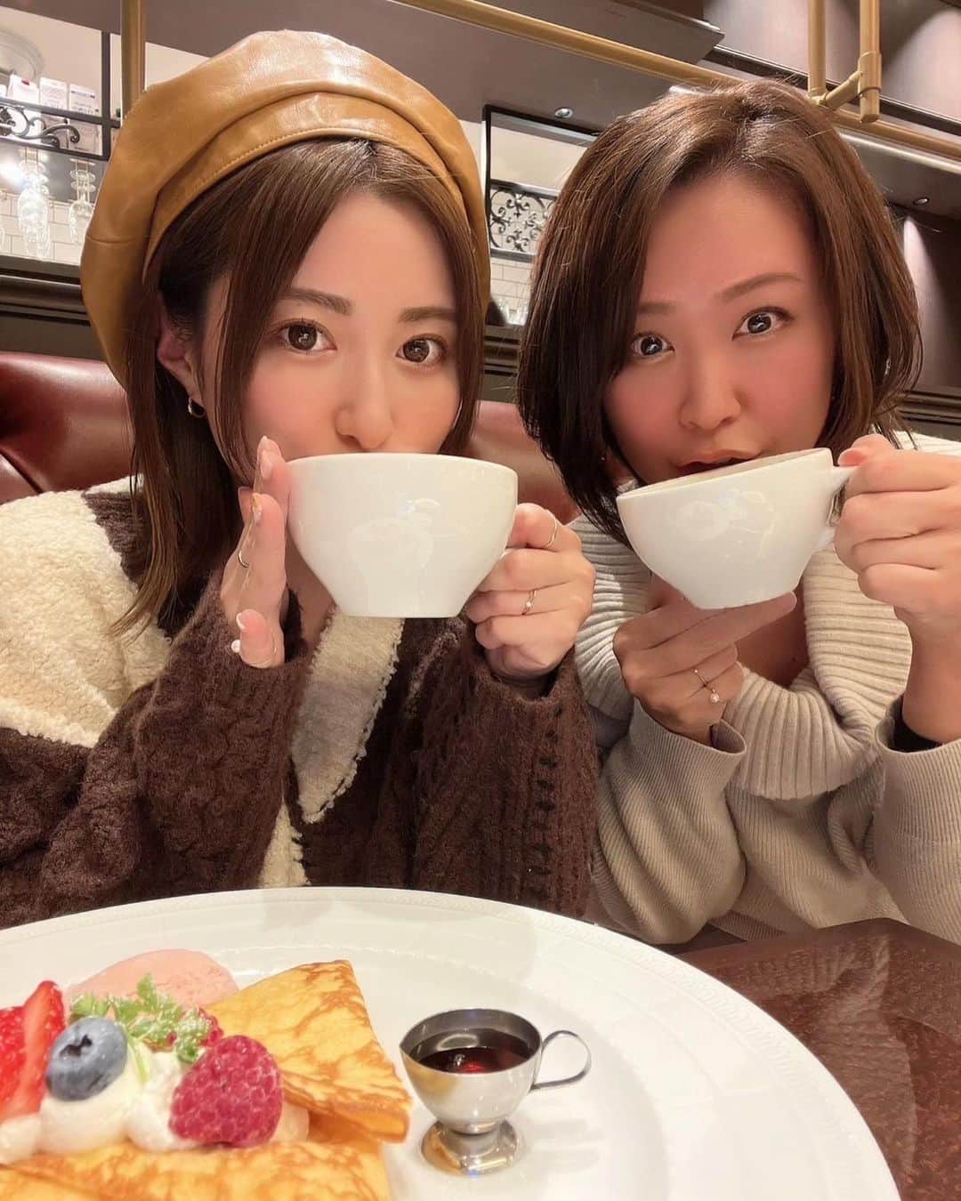 成瀬心美さんのインスタグラム写真 - (成瀬心美Instagram)「☕️  まるで4コマ漫画🤣  久々にまりちゃんに逢えた❣️  お互い会っていなくても どこかしらに行くと 絶対にお土産買ってて それを2人で渡し合って なんだかほっこりしました☺️  美味しいおでん屋さんに行って 何食べても美味しくて 幸せだったなぁ。  そのあとはお茶もして🤭  まりちゃんといると ふにゃふにゃしてきて 心がすーっと浄化されたみたいで。  マイナスイオンって呼んでるんだけど☺️ 会った翌日はお肌のハリがいい気がします(？  昨日は会う前に クリスマスプレゼントを 買って行こうか悩んで悩んで。  でも買わずに会いに行った😏  もう一回会うきっかけを作りたくて。  クリスマスデートに誘ったら オッケーもらったのよー🥰  2人でお店選んで ワクワクしております。 何着て行こうかなー🥰  そいえばまりさんが 昨日は一段ときれいで びっくりしたなー🤭 あーのろけのろけ  #cafe #crepe #デート #😏」12月7日 14時43分 - coco3ndazo
