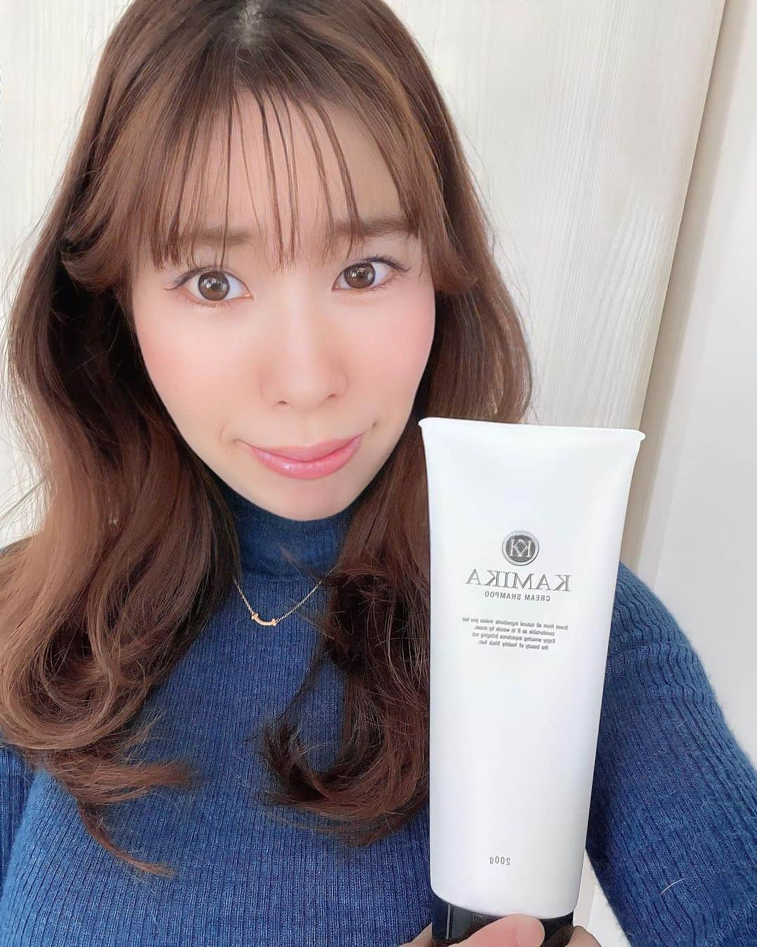 桃尻リカさんのインスタグラム写真 - (桃尻リカInstagram)「今回は @kamika_shampoo さんの 店頭限定販売されている マリンノートの香りチューブタイプを使用させて頂きました🧴✨ . 朝起きてセットするときに しっとりまとまるからちょっと予定がある時の前日に使うのもいいかな☺️ . クリームシャンプーだから泡は立たないよ😆 . オールインワンだから忙しいママさんにも助かるシャンプー✨ . クリームシャンプーで質問があればコメントしてね◡̈⃝︎⋆︎ . 旅行や帰省時にも嬉しい持ち運びしやすいタイプ♡‼️これからの年末年始のお出かけにピッタリ！ . 千葉にお住いの方はハンズららぽーとと船橋店でも買えるからチェックしてみてね🥳 ※タイミングによっては取り扱いがなかったり、在庫がない可能性もあります💦 . 店舗詳細📍  https://kamikacosmetics.jp/shoplist/  #PR#KAMIKA#KAMIKAシャンプー#クリームシャンプー#美#育児#ママ#女の子ママ#1児のママ#産後#出産#ヘッドマッサージ#美容#ママの味方#東急ハンズ#サラツヤ髪#ヘアー#ミディアム#レイヤーカット#韓国風ヘア#巻き髪」12月7日 15時00分 - __saa__2