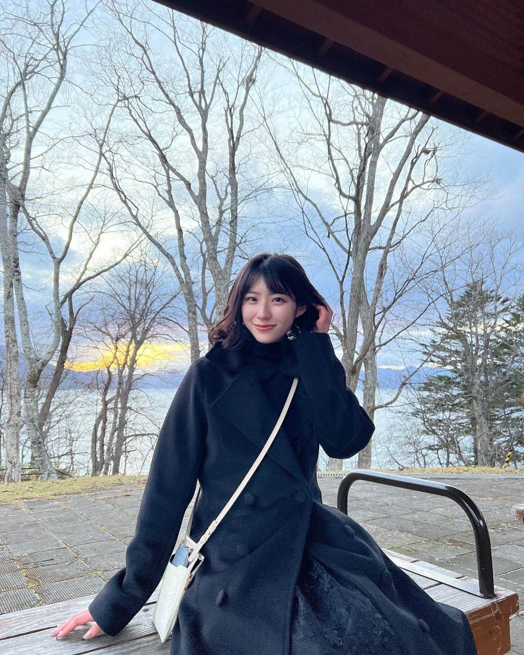 仲本愛美さんのインスタグラム写真 - (仲本愛美Instagram)「北海道で湖行ったんだけど寒すぎて手真っ赤になりました☃️☃️☃️」12月7日 16時15分 - manamana_kimono