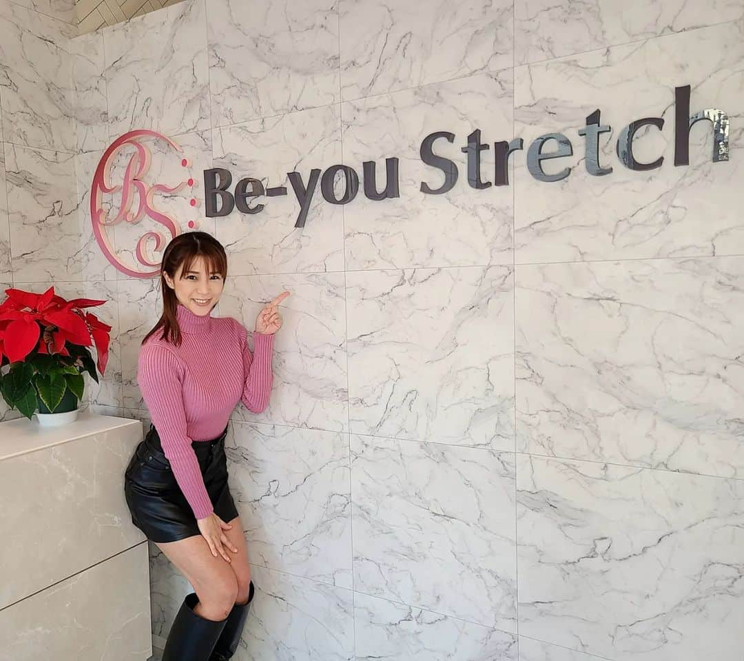 華彩ななさんのインスタグラム写真 - (華彩ななInstagram)「恵比寿に10月にオープンした 『Be-you Stretch』でストレッチして頂きました😌💓 @be_you_stretch  サロンに入った瞬間から、 アロマのベルガモットの香りに癒されました😊💕  広々して綺麗な店内、 ウエアも副交感神経に働きかける効果のある素材で作られたウエアで、 ゆったりとした気持ちで施術を受けることが出来ました😊✨️✨️✨️  ストレッチってちょっと痛いイメージだったのですが、 無痛でマッサージに近い感じでした😊😊😊  ロケ疲れで身体が辛かったのですが、 気付いたらスヤスヤ寝て、 終わった頃にはスッキリ✨️  担当してくださった小西さん✨️ @konishi_hirokazu_ トレーナーやウォーキング講師など経験豊富な上に凄く話しやすかったです～😊  体験料5500円で１時間のストレッチが受けれるのでおすすめです❣️ 行きたい方はご紹介します🙌❤️  恵比寿から駒沢通りを代官山方面に向かった左手の綺麗なビルです💗  【Be-you Stretch】  〒150-0022 東京都渋谷区恵比寿南3-4-14 オーベル代官山DE 1階・2階  営業時間 10時〜21時  #beyoustretch #ビヨウストレッチ #ストレッチ専門店 #パーソナルストレッチ #恵比寿駅 #代官山駅 #PR」12月7日 16時18分 - nanakasai