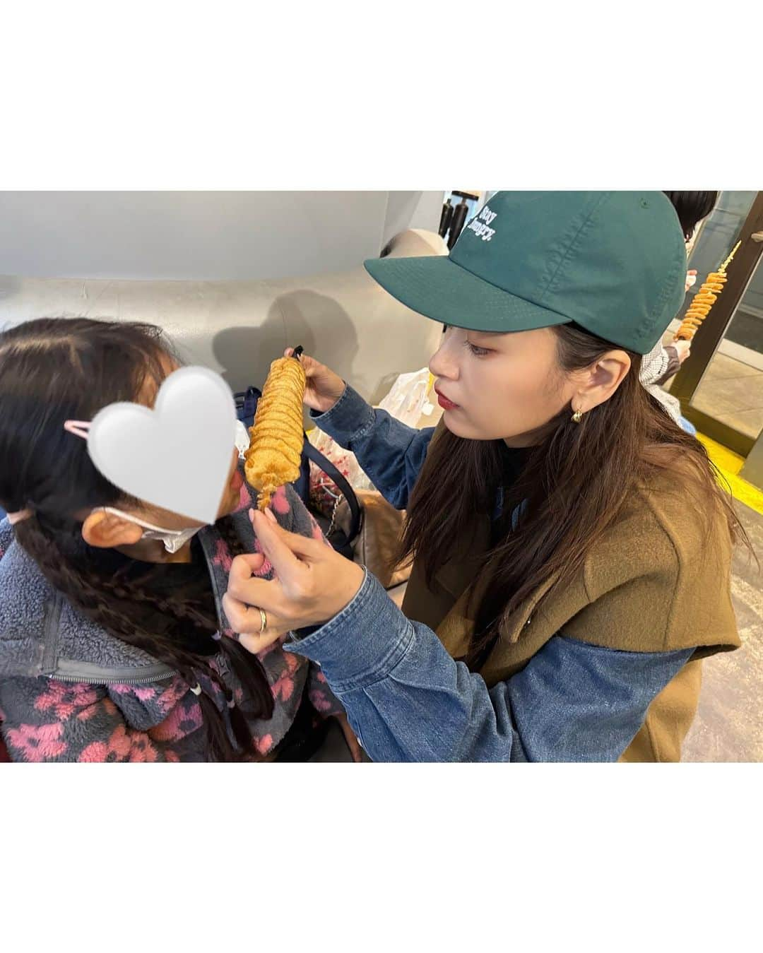 近藤千尋さんのインスタグラム写真 - (近藤千尋Instagram)「トルネードポテト🍟🌪❤️笑 学校終わりに原宿っ🙂 そして永遠に公園で遊んだ日。笑  いつもは下の子に振り回されてる女子二人が 今日はママ独り占めで幸せそうでした🤣笑 原宿っていつ行っても楽しい遊園地みたいだ💕😍 ゆまいつもありがとう🥹  キャップはひーぼぉくんのを拝借🧢 さて、母ちゃん遅めの出勤なので 行ってきます📺☺️笑」12月7日 16時55分 - chipichan.1215