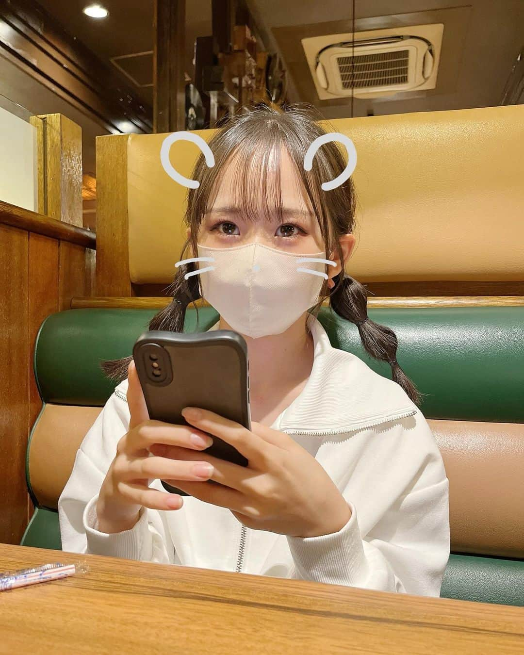 さやりささんのインスタグラム写真 - (さやりさInstagram)「2022/12/7｛りさ  我が家にはさやりさチャンネル用のiPhoneが1台。  写真探したらでてきた2枚🧙🏻‍♀️ 2枚目のさやみ氏はどこにいるでしょうか？ なんかの企画の撮影後に寄ったごはん屋さんです🤤  なんか動画ばかり撮ってたら写真忘れちゃうんだよね😔  今日はこれから3人でおでかけです🕺🕺  ：：：：：：：：：：：：：：：：：：：：：：：：  ＊Instagram ｛さや @sayaninyo.insta  ｛りさ @risanico.insta   ＊YouTube  さやりさチャンネル｛20万人突破 ｛ 16:00~ 18:00~  ＊TikTok ｛sayarisa.tiktok ｛sayaninyo.tiktok ｛sayarisa_tiktok  ＊Twitter  ｛sayarisa_tweet  ：：：：：：：：：：：：：：：：：：：：：：：：  #マカロン #グミ #おやつタイム  #姉妹 #ごはんやさん #オフショ   ：：：：：：：：：：：：：：：：：：：：：：：」12月7日 17時25分 - sayarisa.insta