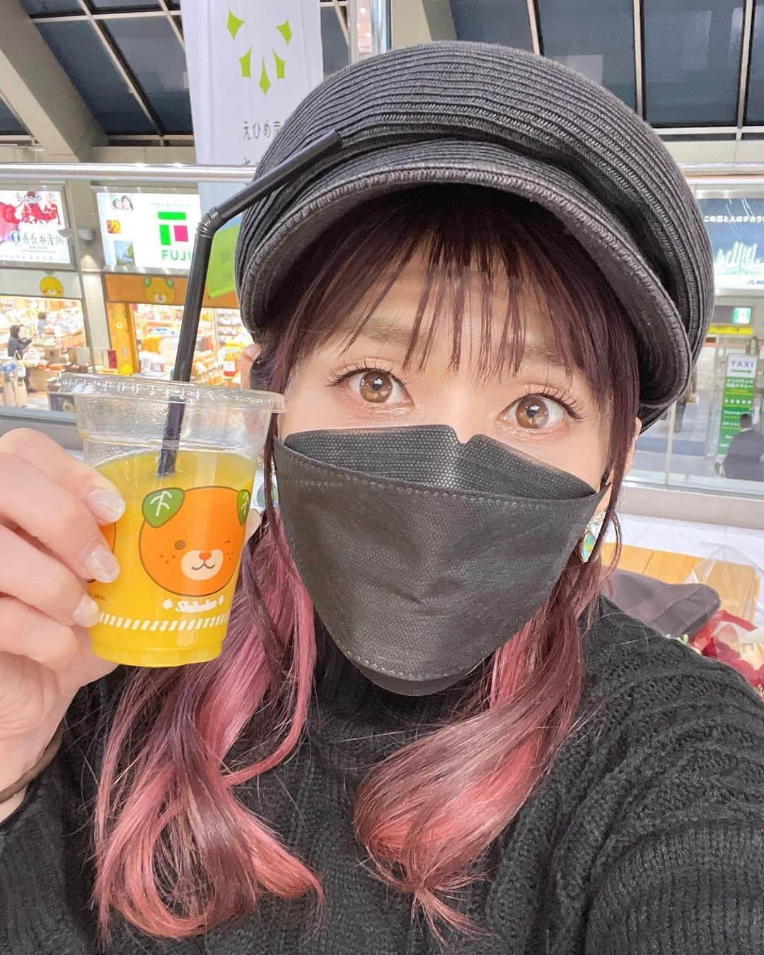 吉田沙保里さんのインスタグラム写真 - (吉田沙保里Instagram)「蛇口みかんジュースみ～っけ🍊 やってみたかったんだよね～😆✨ めっちゃ美味しい～😋 これ家に欲しい～♥️  #蛇口みかんジュース #愛媛県 #松山空港」12月7日 17時55分 - saori___yoshida