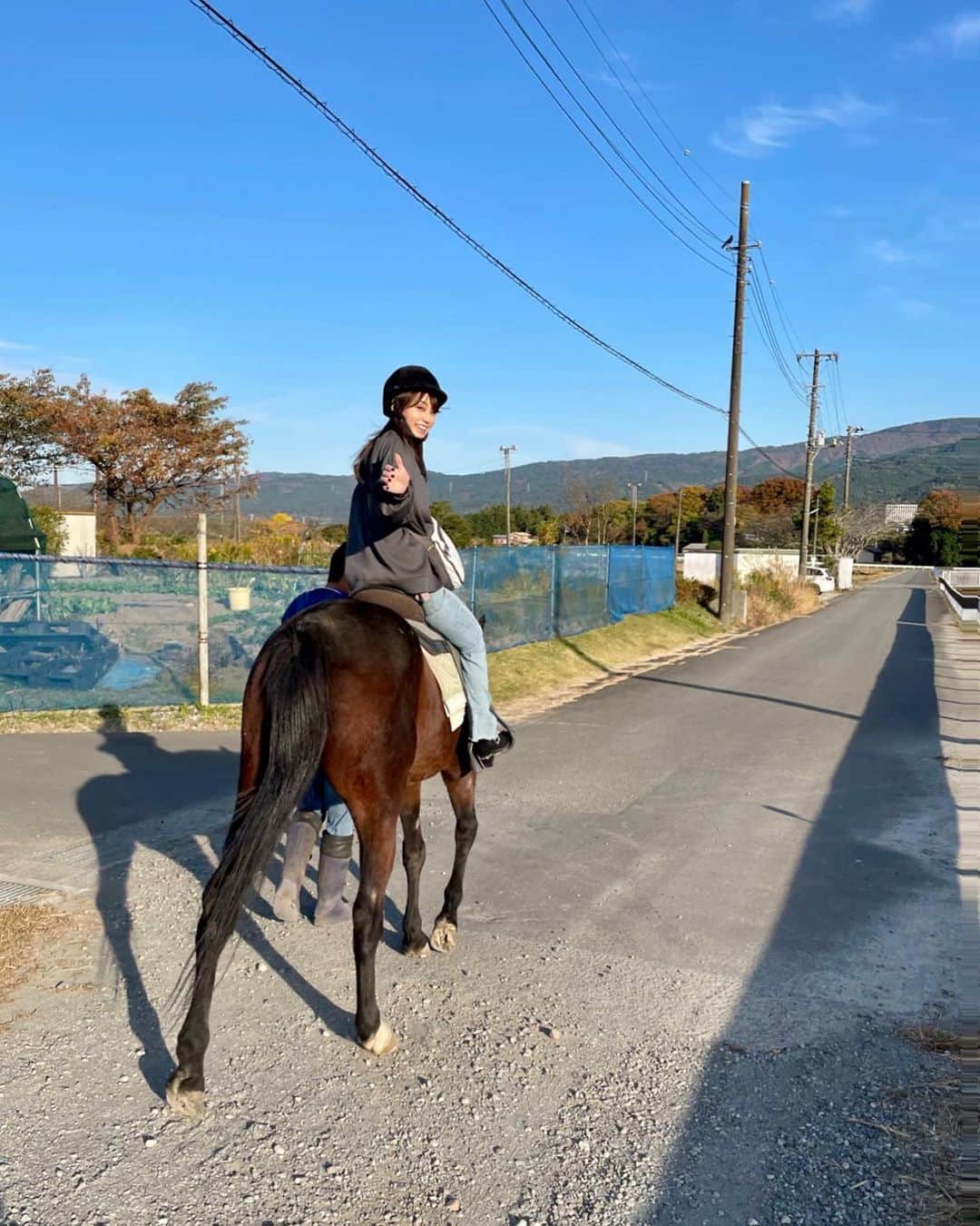 中川祐子さんのインスタグラム写真 - (中川祐子Instagram)「乗馬〜🐎💓 . ほんと、何十年ぶりだろ(笑) . 子供の頃はアメリカ南部の田舎、 テキサスに住んでたから、 牧場でキャンプしたり乗馬したりして 遊ぶ機会は多かったけど、 大人になってからちゃんと乗ったのは久しぶり😆💓 . 今回私が乗らせてもらった馬は 元はやぶさめで走っていた馬だったとのことで、 まだその時の闘争本能が残っていたらしく、、 途中ですれ違った別のやぶさめ馬に興奮して 暴れ出しちゃうというハプニングが‼️😳 . 振り落とされそうになって 必死にバランスをとって堪えたんだけど、 ビックリしたー🤣 . でも、ちょっとしたロデオ気分も味わえたから、 個人的には🙆‍♀️🙆‍♀️笑 めちゃドキドキした💓✌️ . まぁなんといっても、 富士山が見えるキレイ景色を見ながらの 乗馬は最高でした✨✨ . また必ずこの子に会いに来ます❤️ . . #乗馬 #乗馬体験 #カルチャーファーム #御殿場 #やぶさめの馬 #活躍した馬たちの引退後 #癒される時間  #馬とのふれあい  #horsebackriding  #happylifestyle  #富士山の見える風景  #富士山を見ながら乗馬 #最高の思い出  #ありがとうございました」12月7日 18時49分 - nakagawa.yuko