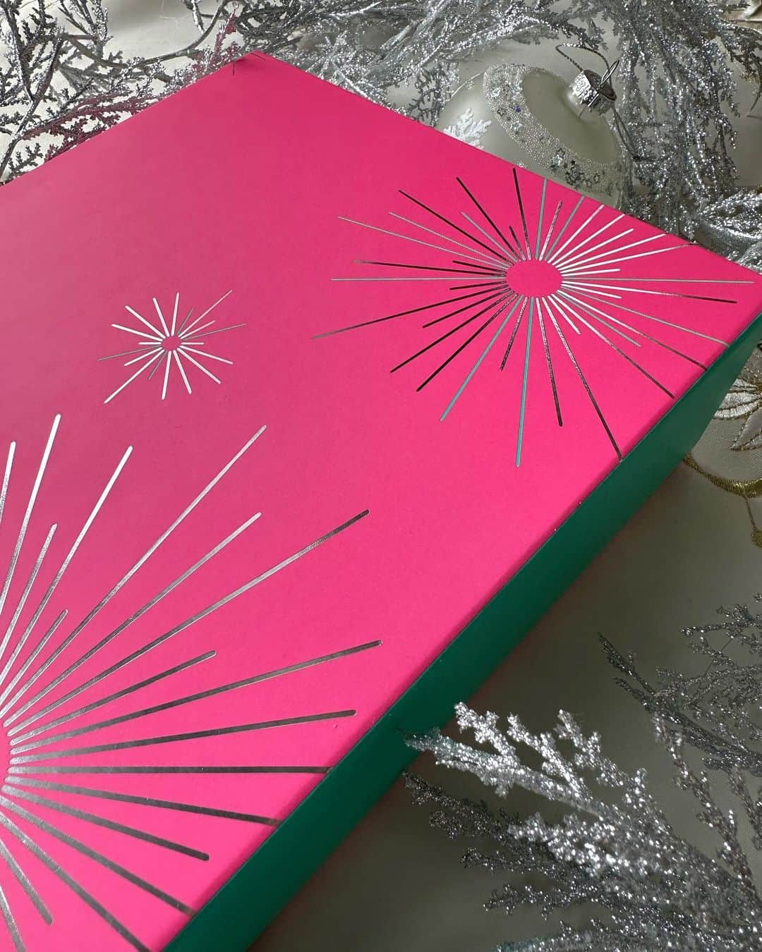 牧野結美さんのインスタグラム写真 - (牧野結美Instagram)「ジョンマスターオーガニックの ホリデーコフレ🎄✨ @johnmastersorganics_japan   2022年のホリデーコフレは 特別なギフトBOXが6種類あって、 こちらは、その中の1つ🫶🏻  ——  【2022 holiday collection -pink  “私という名前の付いた光”<EP・L＆A>】  ＜セット内容＞ ・イブニングPシャンプー N（プリムローズ） ・L&Aコンディショナー N（ラベンダー＆アボカド） ・スキャルプシェイクブラシ ミニ  ——  心浮き立つような ポップなカラーのボックスに 『最果タヒさん』が書き下ろした 詩が添えられています✨  このシャンプーとコンディショナーを使うと 冬の乾燥から髪を守ってくれて パサパサと広がる髪がしっとりまとまる🥺  何より、香りが本当に良くて 1日の最後にこの香りに包まれることで 心の底からリラックスできます🤍  お友達へのプレゼントはもちろん 1年頑張った自分へのご褒美にもおすすめです🥰  あと、今、店舗限定で 最果タヒさん書下ろしの詩が 浮かび上がってくるAR体験ができて お得なクーポンがもらえるそうです💕 【イベント期間】〜2022年12月25日 　  　 #johnmastersorganics #ジョンマスターオーガニック #ジョンマスタークリスマスコフレ2022 #ヘアケア用品 #ホリデーコフレ #クリスマスコフレ #クリスマスコフレ2022 #ヘアケアアイテム #オーガニックシャンプー #オーガニックコスメ #自分へのプレゼント #頑張ったご褒美 #クリスマスギフト」12月7日 19時09分 - yumi_makino_
