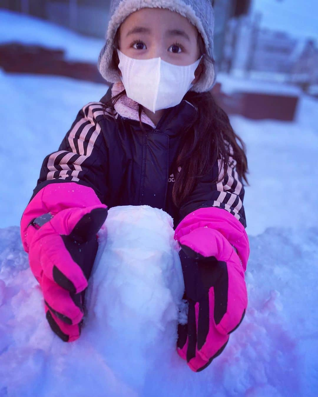 浅田芭路さんのインスタグラム写真 - (浅田芭路Instagram)「. 2022年のふりかえりシリーズ✨ 雪国で、はじめて自分の背よりも高く積もる雪をみました❄️☃️ すべてが白くて別世界でした。 ぐりとぐらが出てきそうでした🐭🐭 雪の結晶が、目でみえました。 雪ってほんとにこんな形❄️してるんだなってはじめて知りました😊 そしてまたひとつ大切な宝物ができました❄️  #2022年 #思い出 #雪国 #ふりかえりシリーズ」12月7日 19時32分 - asada_halo__official