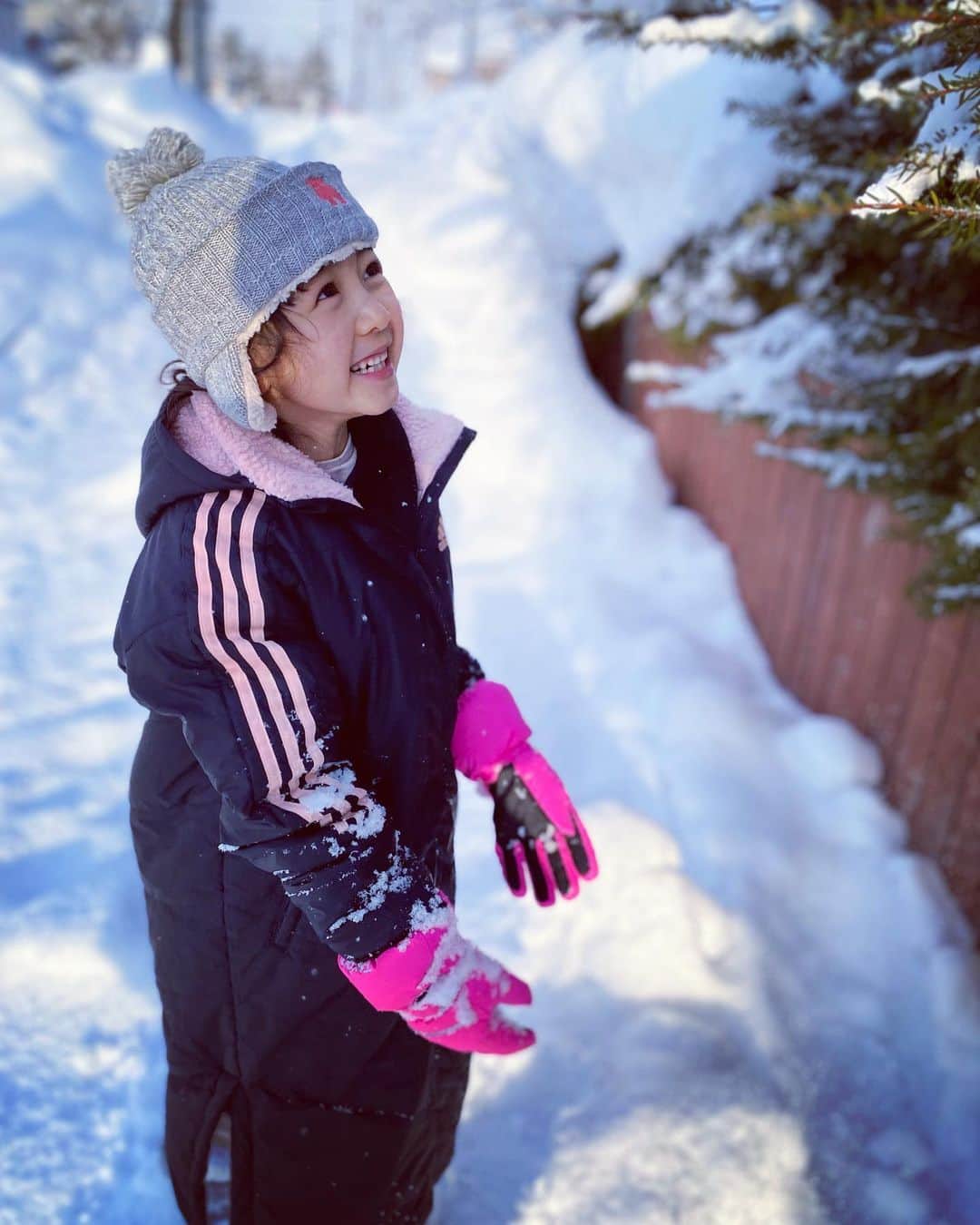 浅田芭路さんのインスタグラム写真 - (浅田芭路Instagram)「. 2022年のふりかえりシリーズ✨ 雪国で、はじめて自分の背よりも高く積もる雪をみました❄️☃️ すべてが白くて別世界でした。 ぐりとぐらが出てきそうでした🐭🐭 雪の結晶が、目でみえました。 雪ってほんとにこんな形❄️してるんだなってはじめて知りました😊 そしてまたひとつ大切な宝物ができました❄️  #2022年 #思い出 #雪国 #ふりかえりシリーズ」12月7日 19時32分 - asada_halo__official
