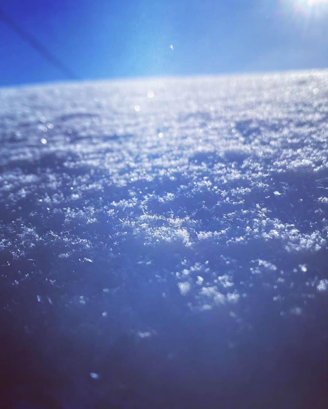 浅田芭路さんのインスタグラム写真 - (浅田芭路Instagram)「. 2022年のふりかえりシリーズ✨ 雪国で、はじめて自分の背よりも高く積もる雪をみました❄️☃️ すべてが白くて別世界でした。 ぐりとぐらが出てきそうでした🐭🐭 雪の結晶が、目でみえました。 雪ってほんとにこんな形❄️してるんだなってはじめて知りました😊 そしてまたひとつ大切な宝物ができました❄️  #2022年 #思い出 #雪国 #ふりかえりシリーズ」12月7日 19時32分 - asada_halo__official