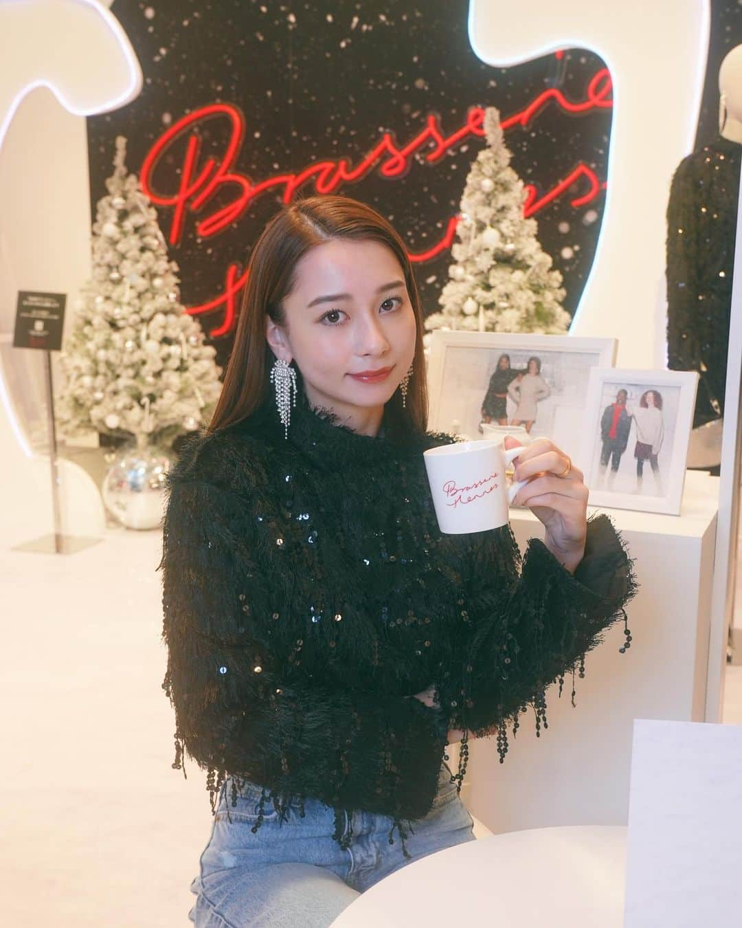 丹羽仁希さんのインスタグラム写真 - (丹羽仁希Instagram)「🎄❤️  H&M新宿店がクリスマスムードに☺️  12/7〜12/11まで5日間限定✨  期間内はお店がブラッスリー・へネスに変身♡  お店の1階ではホットドリンクやお菓子がもらえるよ♡  3階では家族で楽しめる、 H&M Member限定のかわいいキッズエリアもあるよ！  ホリデーシーズンの雰囲気いっぱいの H&M新宿店にみんなもぜひ遊びに行ってみてね❤️  #hmブラッスリー  @hm」12月7日 20時12分 - __niki22