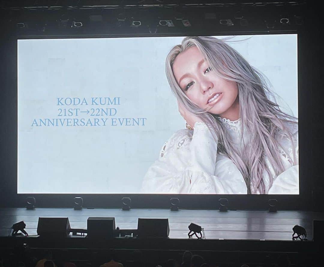 honoka さんのインスタグラム写真 - (honoka Instagram)「昨日は KODA KUMI 21ST→22ND ANNIVERSARY EVENT を観に行かせて頂きました！！  もぉ〜本当に最高すぎて😭 私の青春が詰まりまくりの神セトリで、、、 くうさんもおっしゃってましたが🥹 完全にイントロドンで興奮しまくりのライブでした✨ (Your Loveがきたときは 心臓が飛び出るかと思いましたっ🥹💞)  最後にMCで話されていた翼の話も 涙涙で、、、😭 いまの自分に響きまくりで、、、 素敵なお言葉を頂けて、、 私も自分が持つ翼を大事にして もっと頑張ろうと思いました。。。  改めて22年間ずっと一線で活躍されているすごさに 本当に感動と感謝です😭🙏  22周年おめでとうございます❤️ これからもずっとずっと大好きですー！！！  angeL & monsteR ツアーも 絶対行きたいっ👄👁💚💗  #倖田來未 さん #GYAO観れば倖田來未がわかる #思い出としてメモリーに残せるありがたすぎる撮影企画に感謝です #しっかり撮っていたつもりが #踊りすぎてブレブレでした」12月7日 20時21分 - honoka_lol