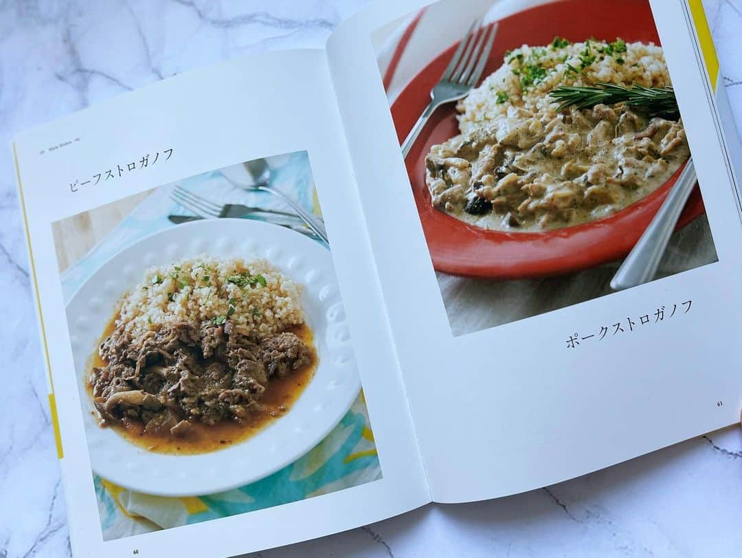 前田ゆかさんのインスタグラム写真 - (前田ゆかInstagram)「今日の晩ごはん✨✨ 『キャプション家に伝わる日々のごはんウクライナの家庭料理』🇺🇦の本を参考に  『ポークストロガノフ』 を作りました。 　 この本は アメリカンスイーツの人気店。代官山『松之助NY』オーナー平野顕子さんと夫イーゴキャプション氏によるウクライナ料理レシピ集です✨  パッと目に止まったポークストロガノフ‼️キノコたっぷりサワークリーム白ワインなどのホワイトソースで煮込み、ビーフストロガノフよりもあっさりした味わいですが、キノコのコクが出て食欲をそそります。 難しくないレシピなのに、本格的に仕上のが嬉しいですよね💙💛ビーフストロガノフより簡単‼︎  簡単家庭料理レシピが美しい写真と共に紹介されてます。  この本の印税、および売上金の一部をウクライナ人道支援のために寄付されるそうです。  料理を介してウクライナの状況に思いを馳せながら、、、ウクライナの事をもっと知りたい方にも、ぜひ手に取ってお気に入りレシピを見つけてみてください。  @matsunosukeny  @matsunosukepie  @hiranoakiko214   #松之助アップルパイ  #松之助ny  #平野顕子　さん #ウクライナ家庭料理」12月7日 21時16分 - maeyuka