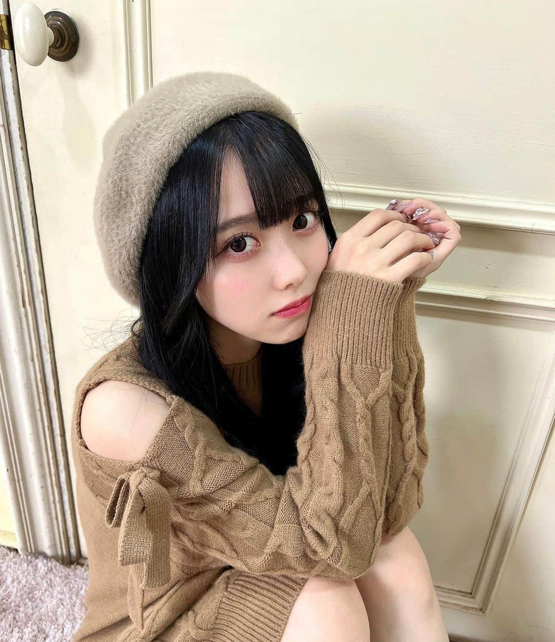 松本ももなさんのインスタグラム写真 - (松本ももなInstagram)「何枚目すき？🧸🤎  冬服はニット好きです🤦‍♀️  ニットワンピ  +ベレー帽で可愛さあっぷだよね♡  ᕱ⑅ᕱ︎♡ブラウンかわちぃね🍩  #LARME #missmine #きょコ #knit #ニットコーデ #ニット #ニットワンピース #ベレー帽」12月7日 22時55分 - momona.1012