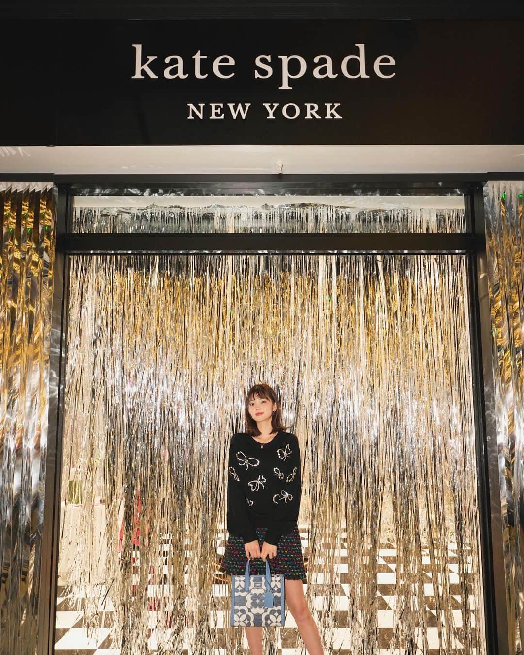 愛花さんのインスタグラム写真 - (愛花Instagram)「kate spade  New York ♡ 原宿にあるケイトスペードニューヨークのイベントに行ってきました🌟✨🪩⭐︎⭐️  きらきら空間とビジューのニットがハマっててかわいかったー！🥹 ゼブラと一緒にお写真撮れてハッピー🦓🤍 “Let’s Have a Ball” event in Harajuku のイベントはZeroBase神宮前 で開催されています♡ かわいいショッパーとチェキももらえるから行って見てね💐  #ケイトスペード　#スペードフラワー」12月7日 23時54分 - hi_erica_official